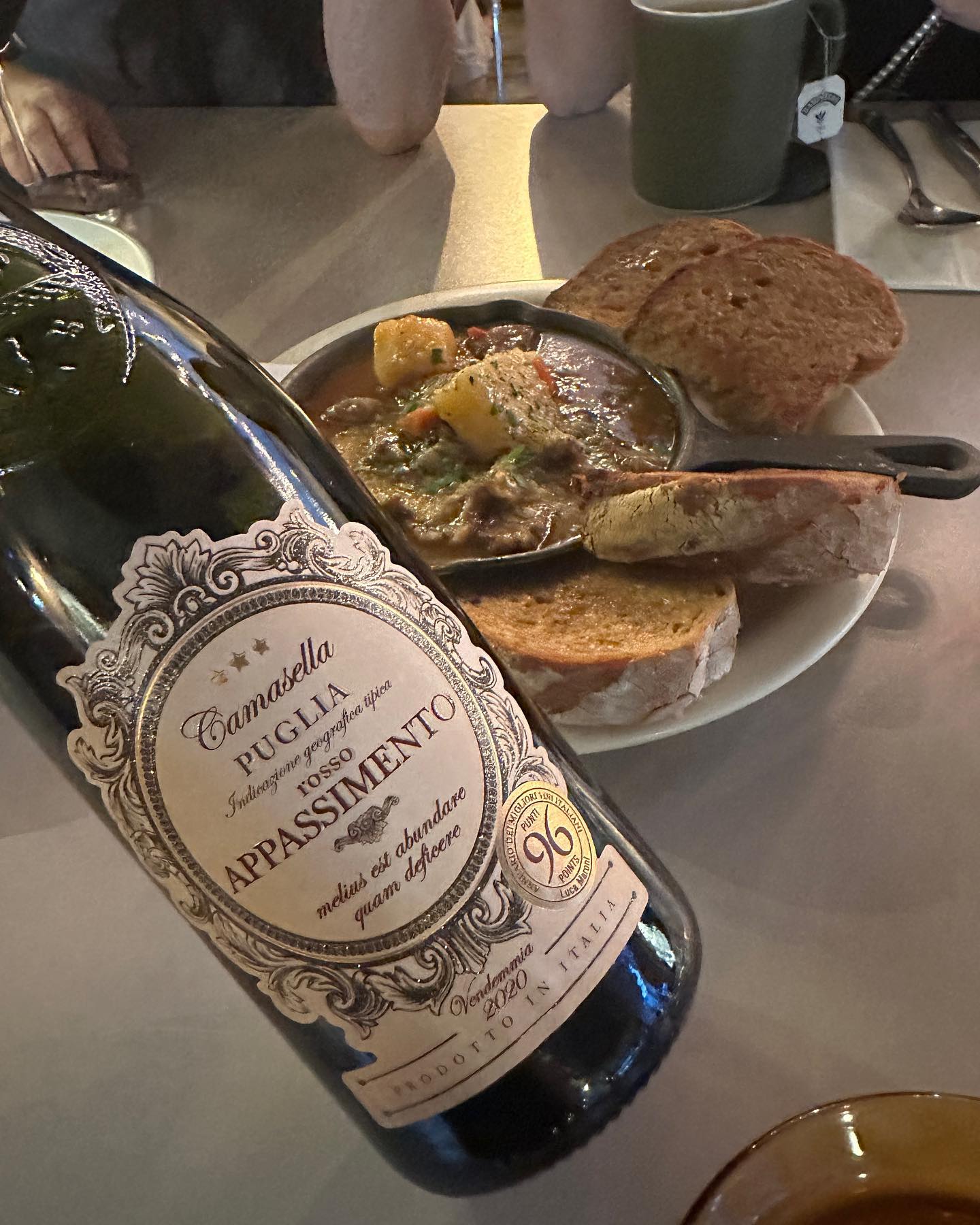 윕성수..🍽️
​
성수동 와인바 윕성수~
분위기도 좋고 안주들도 상당히 깔끔하네요.😍
​
함께 먹은 와인은 카마셀라 로쏘 아파시멘토..🍷
​
맛있게 먹었네요~👍
​
#윕성수 #와인바 #윕성수와인바 #성수윕성수 #문어구이 #이베리코스테이크 #스튜 #맛집 #와인바추천 #서울맛집 #성수맛집 #맛스타그램 #맛집스타그램 #비노블랙푸드​