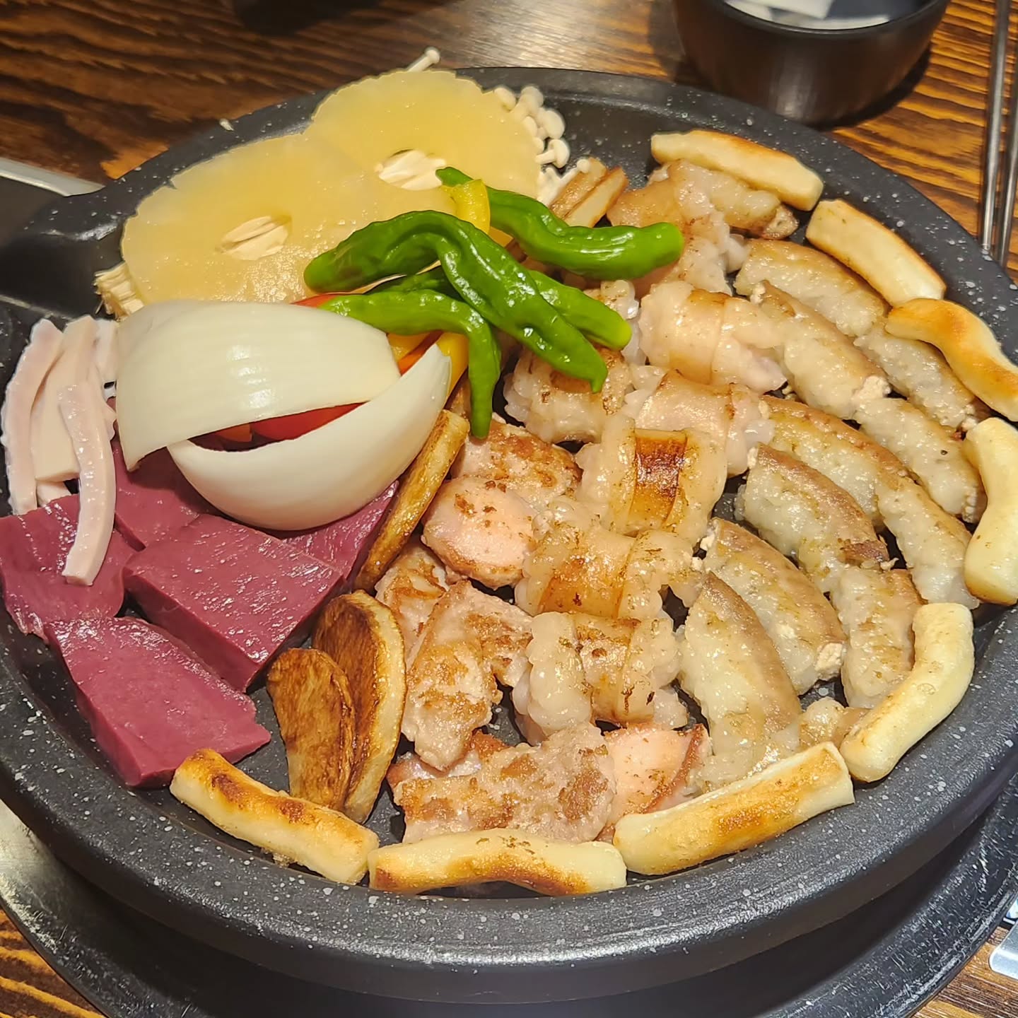 세상에서 좋아하는 메뉴 중
대구 달서구 상인동맛집으로 소문난
한우소곱창전문점 열성곱창에 다녀왔어요

고령축산물 공판장에서 직접 선별, 공수, 손질한
최상급의 곱창만을 사용하시고 곱창이 좋지 않은 날은
과감히 영업을 하지 않을실 정도로 사장님의 열정이 보이는 대구맛집

📍열성곱창
- 대구 달서구 월배로48길 42
(상인역 4번출구에서 219m)
- 영업시간은 요일마다 다르기 때문에
미리 확인하고 가셔야해요
⭐재료 소진 시 조기 마감할 수 있어
예약 후 방문을 추천드립니다⭐

📍메뉴
- 모듬구이 (소곱창+대창+막창+절창+오드레기)
- 볶음밥

고기는 초벌 후 나오고 친절한 직원분께서 다 구워주세요
염통, 소곱창, 대창, 막창은 먹어봤지만 절창, 오드레기는 처음 먹어봤어요

소곱창맛집이라고 할만큼 곱이 꽉 차서 고소함이 가득하고 구운부추랑 같이 먹으면 이게 바로 행복이지요💕
통통한 대창은 겉바속촉하면서 씹을 때마다 기름폭발!!
소막창&절창은 쫄깃한 식감과 고소함이 동시에 즐길 수 있어요
오드레기는 특수부위로 오독오독한 식감이 대박이에요

고기 먹은 후 볶음밥은 빠질 수 없죠‼️
반숙계란후라이도 올려주시는데 같이 먹으면 꿀맛입니다

많은 소곱창집을 다녀봤지만 이렇게 곱이 꽉 차 있고 잡내 하나도 없고 부위별로 고소하고 다 맛있었어요 2인분 시켰는데 숨도 안 쉬고 먹기만 한 것 같아요ㅋㅋㅋ 드디어 제 인생 곱창맛집을 찾았습니다👍🏻💕

#대구맛집 #대구달서구 #상인동 #달서구맛집 #상인동맛집 #소곱창맛집 #곱창맛집 #열성곱창 #소곱창 #상인동먹자골목 #외식맛집 #저녁메뉴추천 #술안주 #소곱창전문점 #음식 #먹스타그램 #좋아요테러 #좋아요반사 #팔로우 #먹팔환영 #먹팔 #선팔하면맞팔 #선팔맞팔 #좋아요테러 #좋반 #좋아요 #좋아요반사 #팔로우 #맞팔환영 #맞팔해요 #선팔하면맞팔 #선팔 #협찬 #리뷰노트