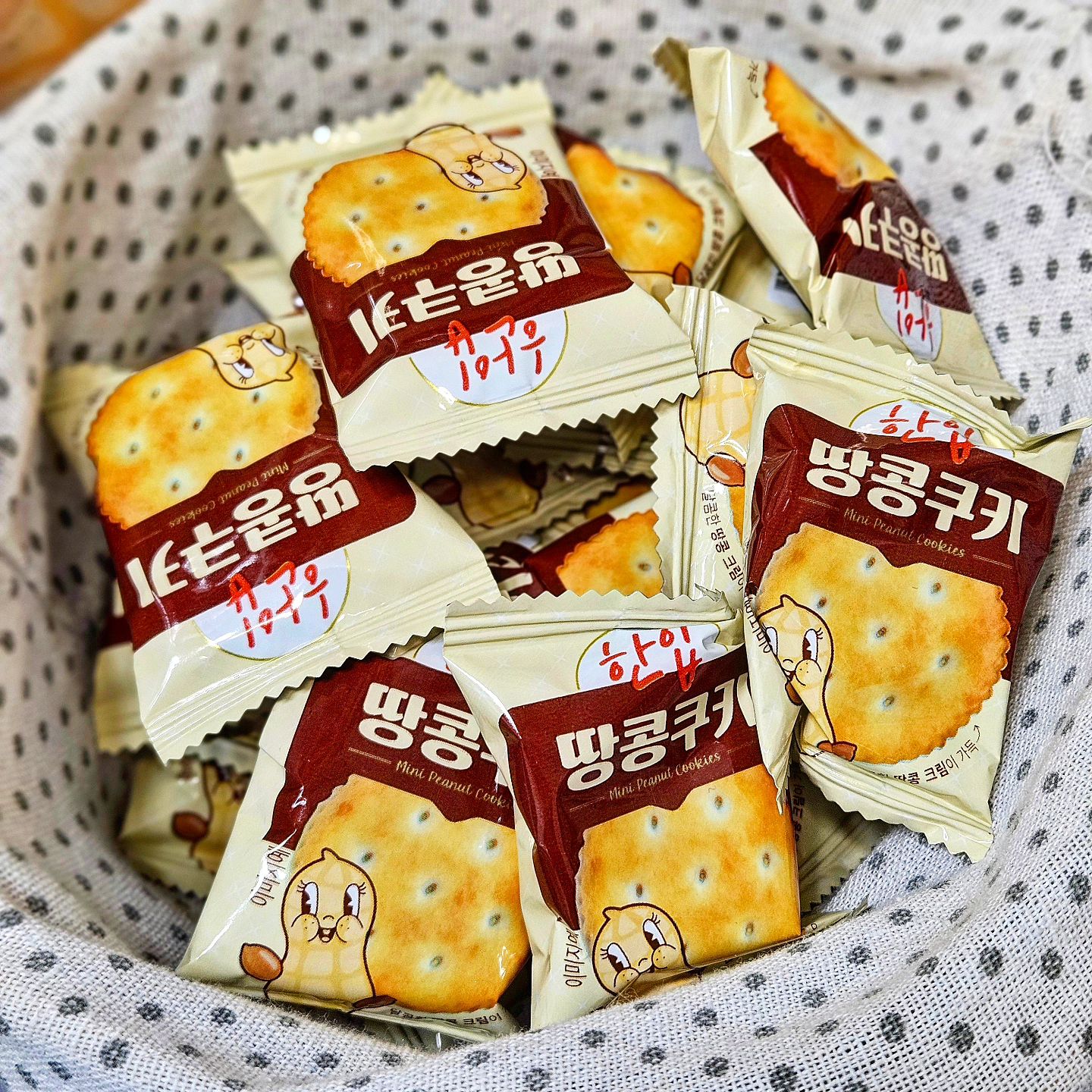 #협찬 한 입에 쏙 들어가는 대용량 마약간식!

고소한 피넛버터크림에
고소하고 짭쪼름한 샌드 비스킷이에요.

한 입 크기라 한 번 먹으면 계속 들어가게 되는 매력✨️

깔끔한 개별 포장이라
손에 묻지 않고 먹을 수도 있고
크림이 가득 들어서 더 맛있는 대용량 가성비 간식💓

꼭 쟁여두고 먹기~!!

🏷대용량 땅콩쿠키 [1kg]
http://mkbe.co.kr/goods/goods_view.php?goodsNo=1000000147

#땅콩쿠키 #대용량쿠키 #카페쿠키 #피넛버터쿠키 #간식추천 #사무실과자 #미니쿠키 #간식거리 #대용량과자 #낱개포장과자 #유앤아이글로벌 
#간식 #간식스타그램 #과자 #과자스타그램 #운몽_간식