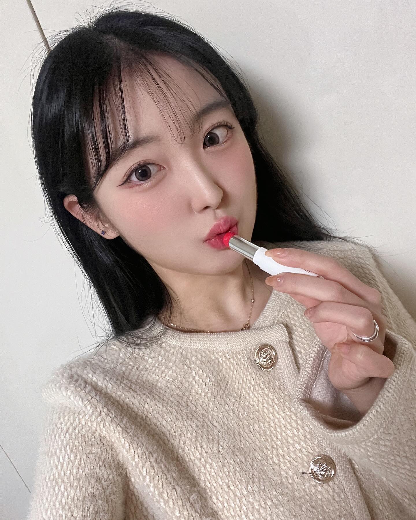 #협찬 merythod_official 

립밤 하나로 탕후루 립 완성하기✨

겨울철에 쓰기 좋은 촉촉한 컬러립밤 소개드려요🩷
식물성 콜라겐 성분으로 보습과 영양을 더하고 바를수록 예쁘게 컬러가 채워져요🥰

립밤인데도 발색이 넘 예쁘고 찐 탕후루립 가능!!!
다 쓰면 또 구매 예정이라 찐추천드려요..🫶🏻

#협찬 #메리쏘드 #merythod #메리쏘드콜라겐멜팅립밤 #고민시립밤 #콜라겐멜팅립밤 #메리쏘드립밤 #멜팅립밤 #컬러립밤 #립밤추천 #촉촉립 #탕후루립 #탕후루틴트 #탕후루립밤