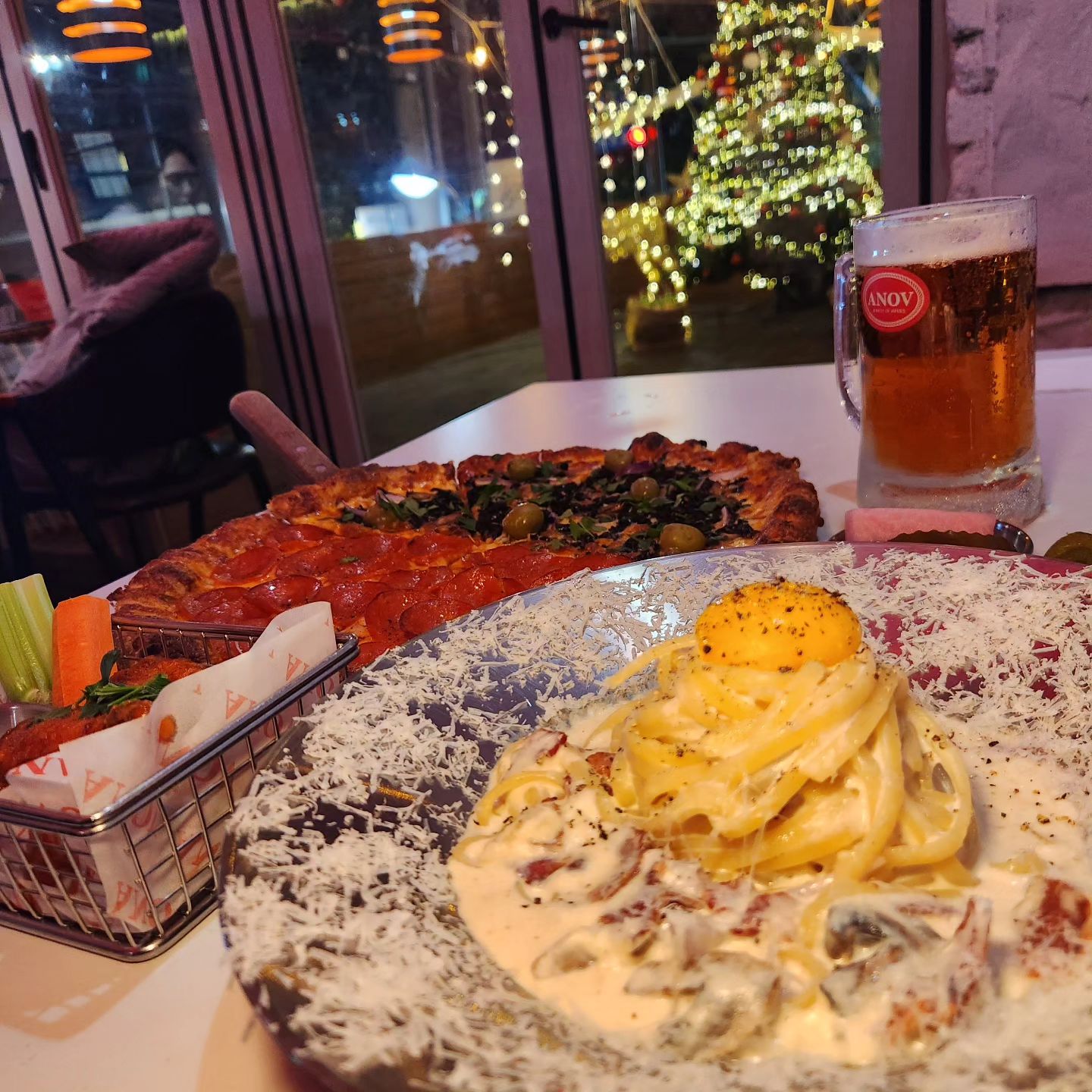 아노브 연남 #협찬
서울 마포구 동교로 267 2층

연남동의 찐 수제피자 맛집 아노브에 다녀왔어요. 아노브는 찐 미국 뉴욕식 프리미엄 수제피자와 파스타가 유명한곳이에요.

피자는 취향껏 반반씩 주문 가능합니다

투머치페페로니는 찐 미국 프리미엄 피자로 위에 페퍼로니가 가득하고, 모짜렐라 치즈가 올라간 맛있는 피자입니다. 토핑을 아끼지 않고 듬뿍 들어가 있고 피자 도우도 쫄깃바삭 너무 좋았어요.

몬스터올리브는 올리브와 모짜렐라 치즈가 어우러진 고소한 맛의 피자입니다. 올리브와 신선한 치즈의 조화가 인상적이였어요. 피자 반죽의 바삭한 식감과 함께 맛있게 즐길 수 있습니다. 올리브 좋아하시는 분들께 강추합니다.

베이컨크림파스타는 크림 소스와 베이컨이 들어간 풍성한 파스타입니다. 크림 소스의 진한 맛과 베이컨의 고소한 풍미가 어우러지네요. 부드러운 면발과 풍부한 소스의 조화가 좋았어요.

버팔로윙 핫소스는 미국 버팔로 지방 본토 스타일로 매콤한 양념 소스로 맛을 낸 닭날개 요리입니다. 바삭하고 매콤,시큼,짠 매력적인 맛으로 특히 맥주와 잘어울리네요. 미국 현지식 치맥 못참아요.

#아노브 #아노브연남 #아노브피자 #연남동파스타 #연남동피자 #연남동맛집 #파스타맛집추천 #피자맛집추천 #홍대피자 #홍대파스타 #홍대파스타맛집 #연남동레스토랑