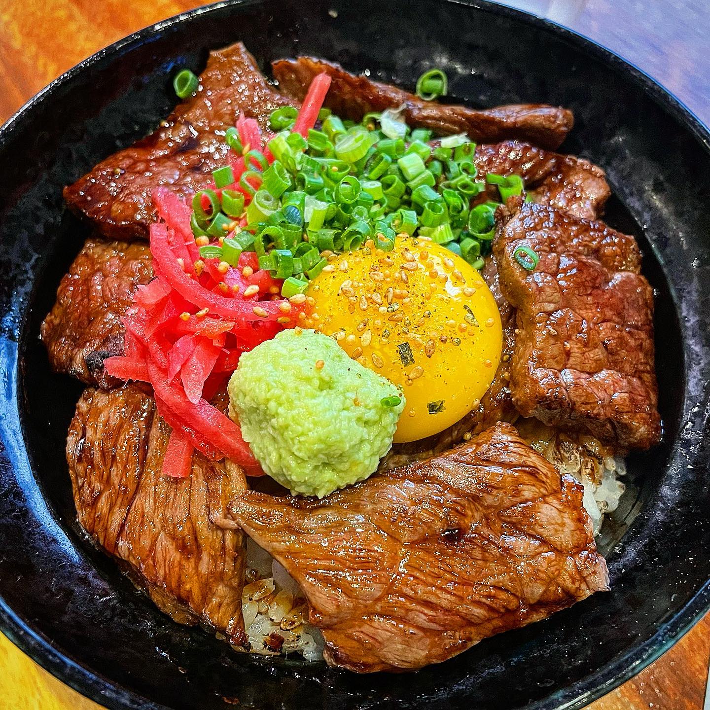 #홍대 #연남토마 #덮밥

서울가서 먹은 첫끼 연남토마🍛

홍대입구역에서 도보 10분 이내 위치 해 있고 서울 내 많은 체인점이 있지만 본점으로 고고 해봤다🏃🏼‍♀️

가게 입구부터 갬성돋는 인테리어로 데이트 장소로 괜찮은 듯 했고 2층까지 있어 좌석 수도 꽤 여유로웠다. 다만 점심 피크 시간에 가서인지 웨이팅을 조금 한 후 들어갈 수 있었다.

사정 상 케이크를 들고있어서 혹시나 하고 여쭤봤었는데 아주 친절히 맡겨주셔서 감사했다. 좌석마다 배치 돼 있는 테블릿으로 주문이 가능해서 직원 분을 부를 필요도 없이 편하게 주문할 수 있었다.

메뉴판을 슥 보다가 큰 새우튀김과 돈카츠가 올라 가 있는 믹스덮밥을 골랐다. 간장 소스를 입은 계란 반숙이 밥을 촉촉하게 감싸 올라 가 있어서 바삭한 새우튀김과 돈카츠가 잘 어울렸다.

같이 간 지인이 시킨 야키니쿠덮밥은 큼직한 사이즈의 살치살을 직화로 구워서인지 불향도 살짝나서 맛있었다.

📍가격
✔️믹스덮밥 : 14,000원
✔️야키니쿠덮밥 : 14,000원

#먹뽀N #서울 #서울맛집 #홍대 #홍대맛집 #연남 #연남동맛집 #홍대술집 #데이트 #데이트추천 #연남동 #덮밥 #덮밥맛집 #먹팔 #먹방 #먹스타 #먹스타그램