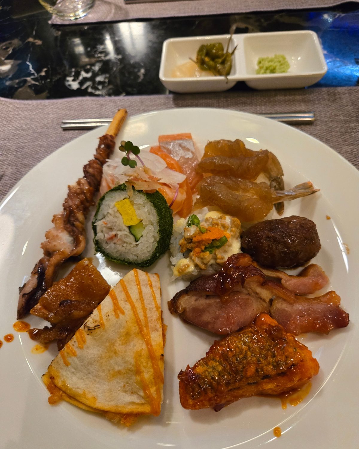 싸우고 맞이하는 3주년...
작작 쫌 싸우자^^
그래도 신경써서 뷔페 데리고 가준 너 고마워
7년은 더 싸워야 덜 싸운다는데...휴...
둘 다 컨디션이 안좋아서 1차로 즐기고 휴식한거 안 비밀...
오늘 난 쉴테니...당신은 힘내쇼♡
오랫만에 당신이랑 찍은 사진과 당신이 찍어준 사진이 있어서 이게 머라고 좋네 
한민기 멍청아
search_mycar 사진 좀 많이 찍고 많이 찍어주라^^