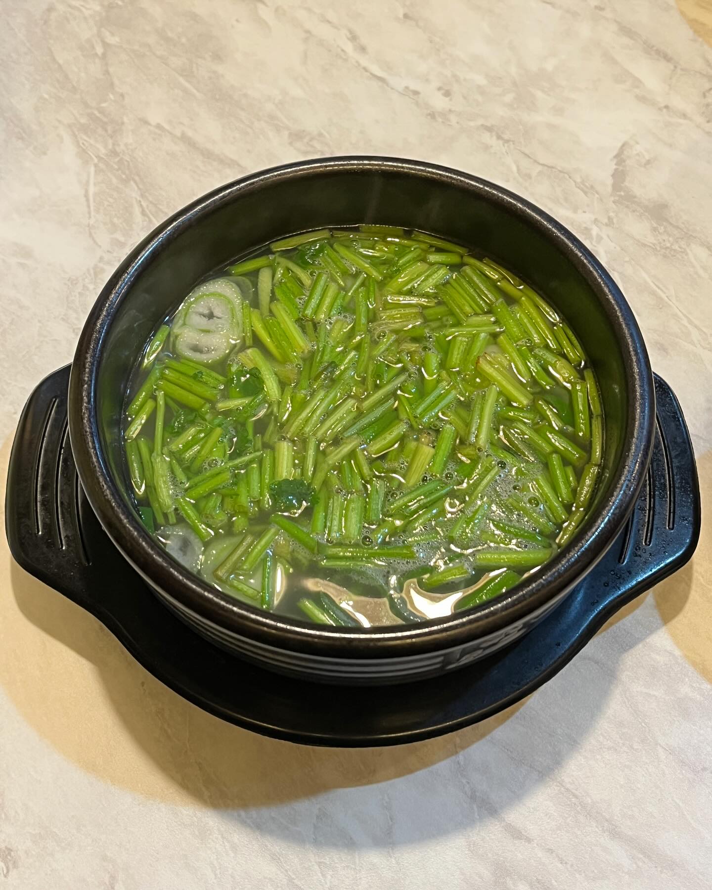 새로 생겨서 궁금해만하다 드디어 가본

📍#소담옥 #공덕
🍽️ #한우미나리곰탕 #한우곰탕 

저녁 시간대는 꼬리찜, 수육 전골에 술 한 잔씩 걸친 분들이 90% 였슴. 저녁 회식하기에 딱🍺
저녁으로 곰탕 먹으러 갔다만 옆 테이블 음식이 더 궁금했던 곳
