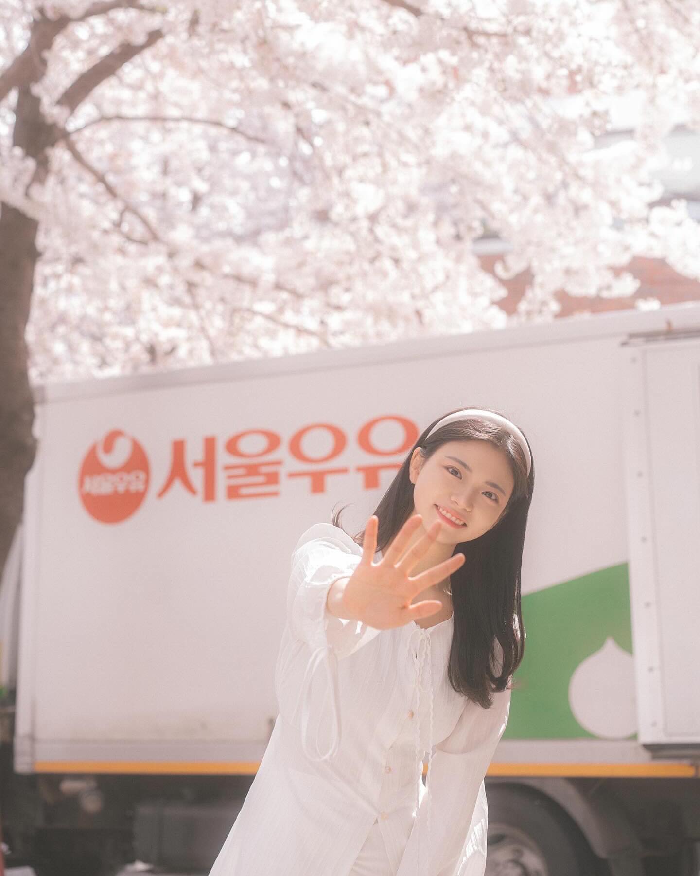 🌸🥛

서울우유~~ 딸기우유?!
-
우연히 서울우유 트럭 앞에서 찍은 사진인데 
작가님의 멋진 보정으로 우유의 뽀얀 느낌 물씬~~

언젠간 서울우유한테 광고 받고 싶네요ㅋㅋㅋㅋㅋ
협찬, 광고 받는 그날까지🙌🏻

근데 어려분은 흰우유 좋아하시나요?!
전 시리얼이랑 먹는 거 아니면 흰우유는 잘 안 마시는 거 같아요ㅎㅎ

초딩때 우유급식 나와도 흰우유는 안 마시고 
그대로 집으로 들고 갔던 기억이 나네요ㅋㅋㅋ
엄마가 신청했는데 왜 안마시냐고 키 안큰다고 했었는데
열심히 먹을걸 조금은 후회가…😂

📸 yymmdd_snap