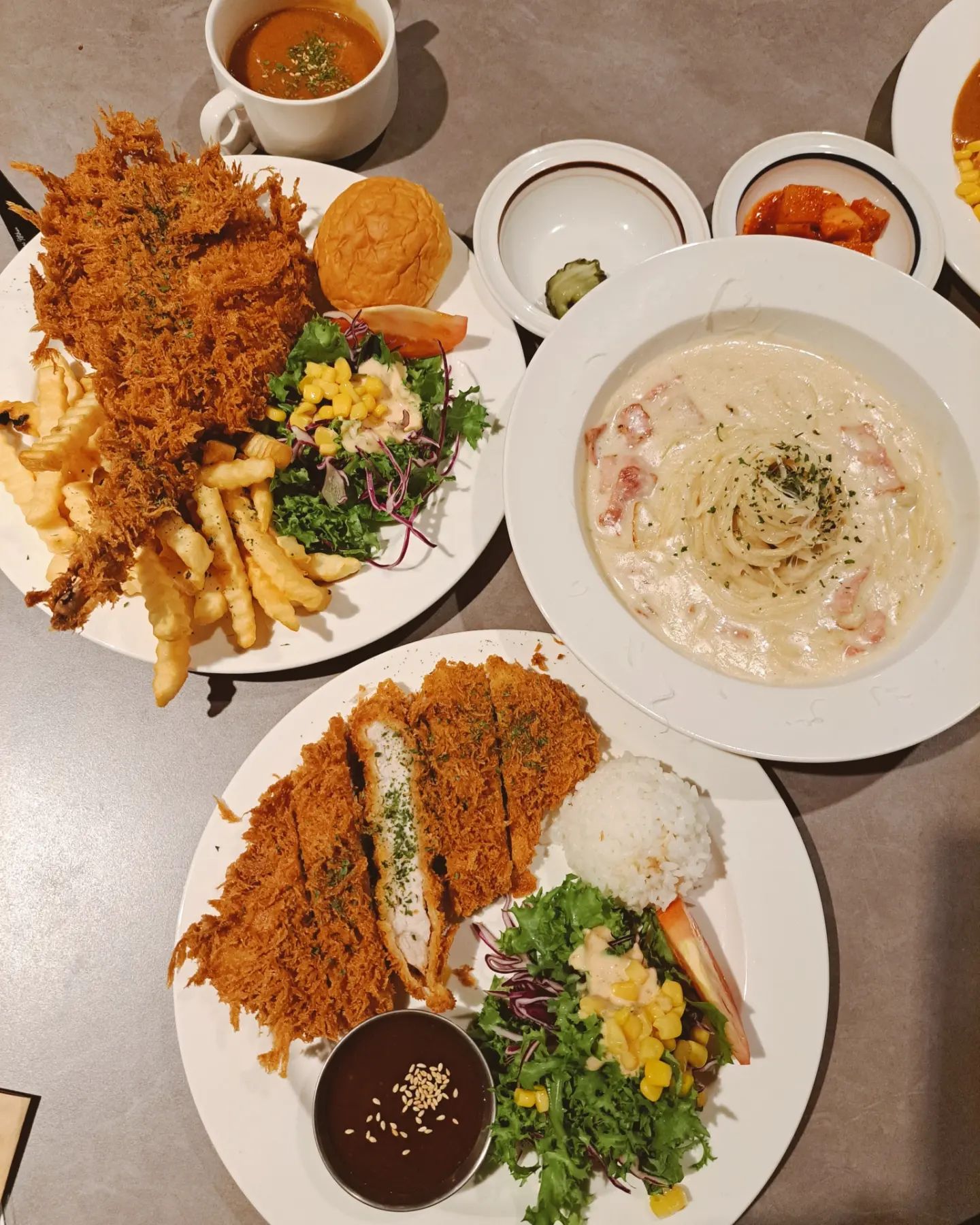 #협찬
분위기 좋은 부경대 후문 맛집 '음'
고급지고 고풍스러운 인테리어에 단체모임 하기 좋고 
데이트하며  와인 마시기에도  좋아요💓

식사하면서 술이 자꾸 생각나는 곳🍷🍾

➡️식전 스프가 제공이 되서 나왔는데 돈까스 먹을 때 
스프를 너무 좋아해서 이것만으로도 너무 만족스러웠어요 

✔️돈마호크 카츠 비주얼이 모두를 압도했어요
고기를 썰었는데 어찌나 두껍던지 돈마호크의 매력에 풍덩 
큰 비주얼에 고기는  엄청 부드러웠어요 
빠져버렸어요 여기에 감자튀김이랑 샐러드, 빵이 나와서 풍성하게 먹을 수 있었어요

✔️함박스테이크 입에서 살살 녹아요 진짜!!
너무 부드러워서 살짝 포크를 갖다대도 잘리고 그리고 육즙이 장난이 아니에요 

✔️등심돈카츠도 육질이 좋고 양이 많아서 가성비 최고라며 극찬을 
들었어요 

✔️크림 베이컨 파스타는 다같이  나눠먹었는데 시키길 잘했어요 
베이컨이 듬뿍 들고 소스가 많아서 빵 찍어먹고 뿌시고 왔어요😘💕

📍부산 남구 용소로21번길 41 2, 3층
📍11:30 - 23:00 (15:00 - 17:00 브레이크타임) 정기휴무 (매주 일요일)

#경성대맛집#부경대맛집#리뷰노트#부경대밥집#부경대데이트#부경대술집#부경대돈까스#부경대스테이크#경성대술집#경성대음#경성대와인#부경대돈마호크#부경대쪽문맛집#반응좋은맛집후기