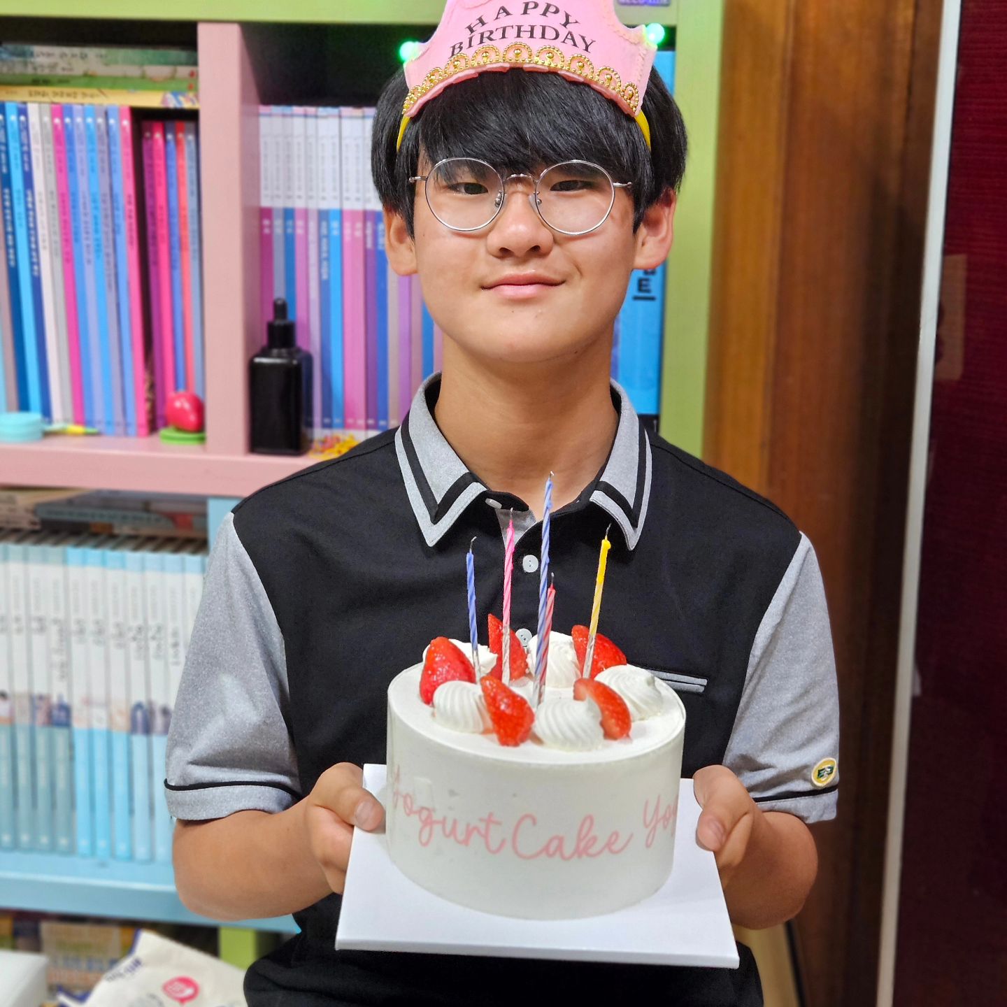 🎂🎂🎂
.
.
#우리둘째
#언제이리컷나
#생일많이축하해
중딩이라 학원이 늦게끝나서
픽업가서 좋아하는 마라탕 사주고 데려오니
동생들이 깜짝파티 준비해놨네~
#일상이주는행복
#20110523
#20240523