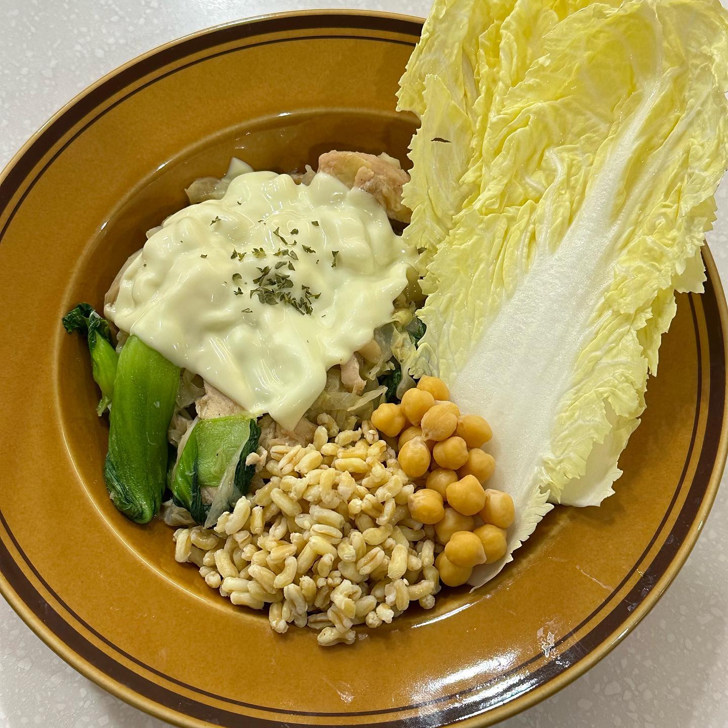 #초이스식단🍽 

✔️아침 : 방울토마토계란가지볶음 + 감자
✔️점심 : 부대찌개
✔️저녁 : 닭가슴살청경채볶음 + 카무트 + 병아리콩 + 알배추

점심에 예상치 못한 외식을 하는 바람에 먹은 양이 좀 많네요😅

아침엔 가지와 시금치 계란을 굴소스와 함께 좀 볶아주고 방울토마토까지 같이 볶아서 먹었어요. 
정말 가지🍆 너 너무 맛있당😍

점심엔 도시락을 싸갔는데 갑자기 너무 밖에 나가서 먹고싶어서 그냥 나가서 먹었어요...😂 오랜만에 점심시간에 나가서 바깥공기 맡으니까 좋더라구요😄😄 기분좋아서 부대찌개도 한가득 흡입...

저녁엔 닭가슴살과 양배추 팽이버섯 청경채를 쯔유와 굴소스 조금과 볶아서 먹어줬어요(+소중한 치즈한장🧀) 
카무트와 병아리콩과 같이 알배추 위에 얹어서 먹어주었어요

퇴근하고 헬스장가서 운동까지 완료💪