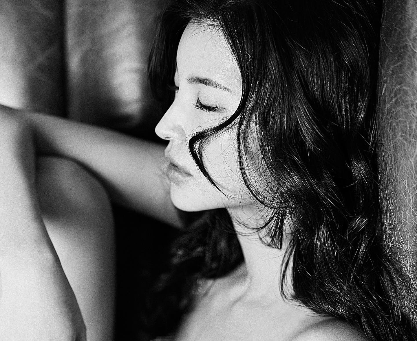 🌙
“덤덤” 하게 행동하고 
“담담” 하게 감정을 다룰 것. 
.
.
바르고 올곧은 사람 되기 
사람은 완벽할 수도, 또 완벽할 필요도 없다 
삶을 너무 빡빡하게 보채지 말자 있는 그대로를 사랑하자 

완벽하지 않은 게 참 예쁘고 그대로의 귀한 것 
빈틈이 있어 반짝일 수 있는 것