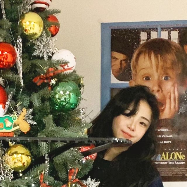 문서현 on Instagram: "행궁동 크리스마스 ♡ . 1층 2층 각각 다른 트리 + 실내외 모두 한옥 + 맛도리 디저트(인절미 크림 크루아상) + 야경 맛집...♡ . 경기도 수원시 팔달구 정조로 887 카페도화 ..