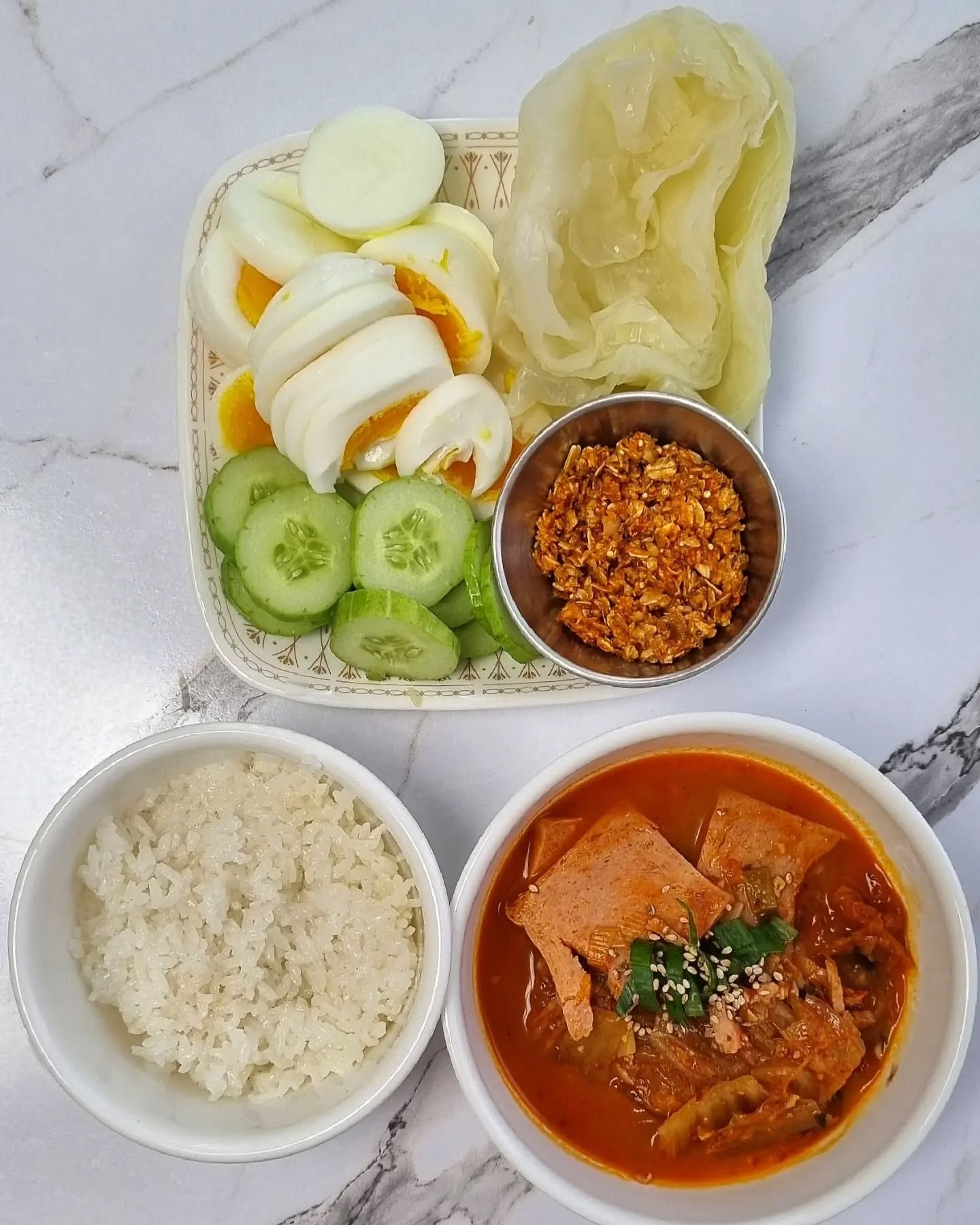 #닿이어트#닿트밀
#협찬 : heyoat_official l #헤이오트서포터즈1기 

#오트밀쌈장
연휴에는 맛있는 음식으로 행복하게 보내는 것이 국룰, 여기에 나를 위한 요리가 첨가된다면 극락😇👑

추석때 잔뜩 들어온 스팸으로 김치찌개 찐~하게 끓여주고 달걀, 오이 잔뜩과 💛양배추쌈💚 파트너로 오트밀쌈장 만들어주기!

오트밀을 넣어 식감, 꼬숩함, 감칠맛 쭈욱 올라가는데 기본도 좋지만 #헤이오트#고대곡물씨앗오트밀 이용해서 만들면 진짜 체고다 체고🥹✨️

한식은 사랑입니다💖

#헤이오트#헤이오트오트밀#누룽지오트밀#헤이오트오트밀쉐이크#습관리셋챌린지#다이어터#다이어트#유지어터#홈트#식단#다이어트식단#다이어트레시피#집밥#오트밀식단#오트밀레시피#오트밀#관리하는엄마