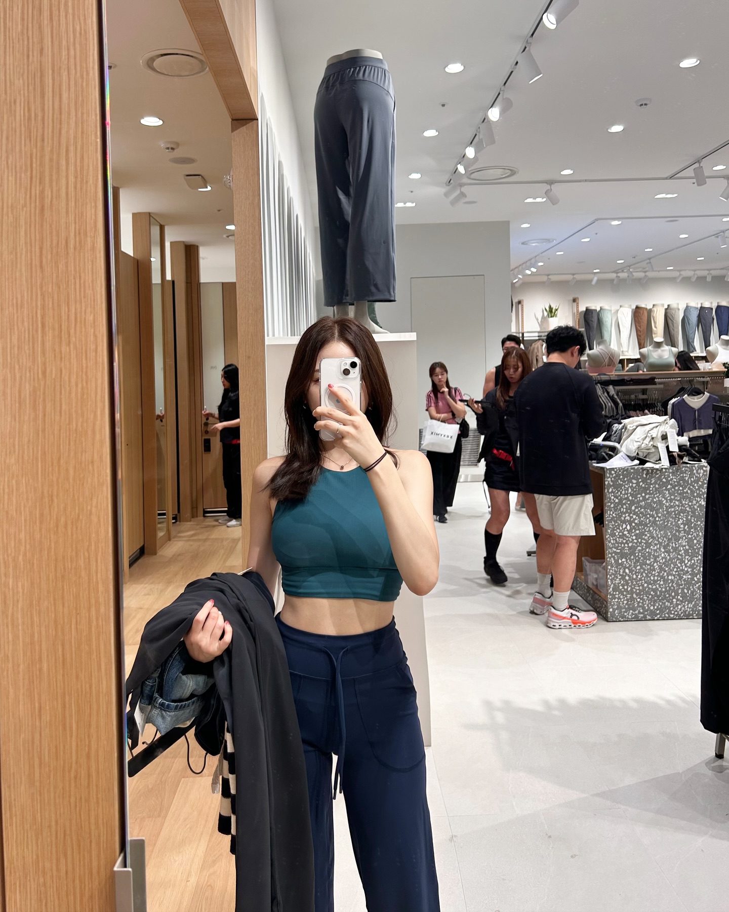 룰루레몬 첫 수원스토어가 타임빌라스수원에 오픈했다고 해서 저도 다녀왔습니다 🤍  여러가지 입어보고싶었던 요가복들도, 신상품들도 직접 피팅해보았어요 ! 
골프할때 입을 생각으로 생활방수되는 크롭자켓이랑, 레깅스 입고팠던거 이것저것 고르다보니 돈ㅇㅣ 훌쩍💸..

아참, 그리고 요가매트 / 워터보틀 구매 시 무료 각인 서비스 제공해준다고 하니 관심있는 분들 방문해보세요 !! 
.
.
.
.
.
.
.
#광고 #룰루레몬 #lululemon #룰루레몬타임빌라스수원 #룰루레몬수원 #타임빌라스수원