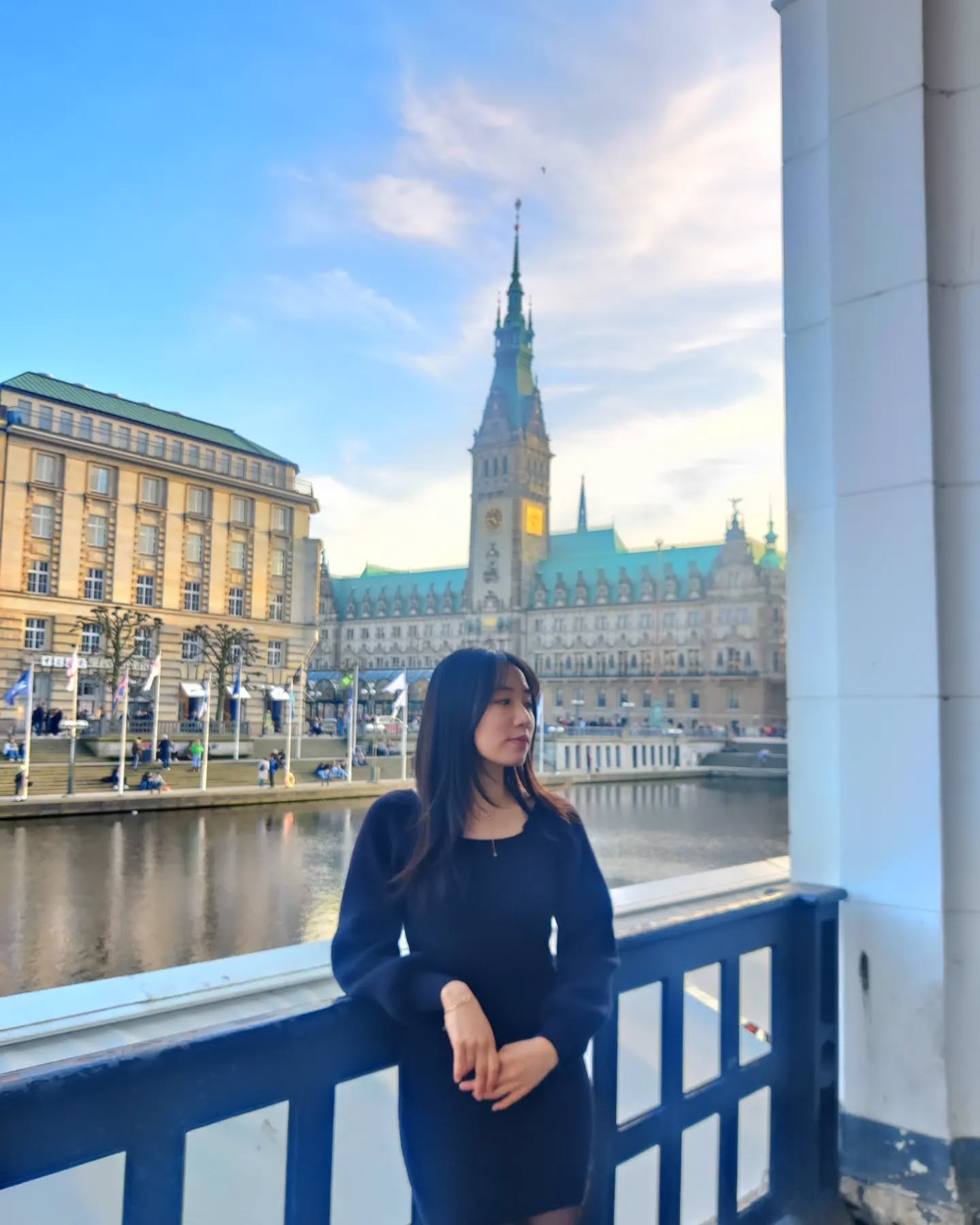 🦋My favorite place in Hamburg.
Got nice pictures of me💙
Looks all same pictures but it's not😝

🦋함부르크에서 제일 좋아하는 장소에서
포즈도 취하고 예쁜 사진들을 남겼다💙
다 똑같아 보이지만 아니지롱😝