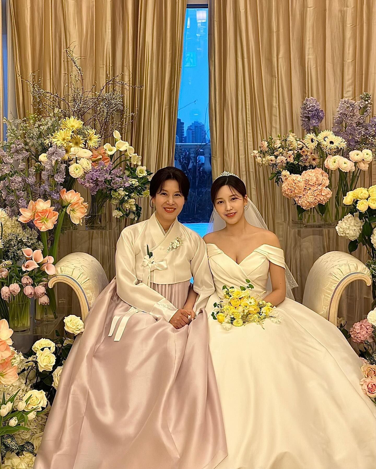 올리고픈 사진이 더 많지만
스냅으로 받은 사진과 영상들부터🤍💍

-

✨오늘 새벽에 일어나서 1시간 동안 드린 나의 감사 기도✨

영원한 내 편이 생긴 것에 감사합니다

오빠와 우리 가족이 하나가 되어
가정의 부흥을 경험하게 해주심에 감사합니다

오랜 시간 서로를 응원해 준 친구들을
다시 만날 수 있는 만남의 시간을 주심에 감사합니다

진정으로 축하해 주는 친구들과 함께
웃을 수 있었던 하루를 보낼 수 있도록 해주셔서 감사합니다

제가 평생 기도했던 것보다 더 크게 응답해 주심에 감사합니다

이 모든 것이 하나님께서 주신 축복이라는 것을 잊지 않고
좋고 나쁜 모든 걸 협력하여 선을 이루실 것을 믿고
감사하고 행복한 만큼 베푸는 가정이 되겠습니다 :)

#다하나님은혜입니다💛