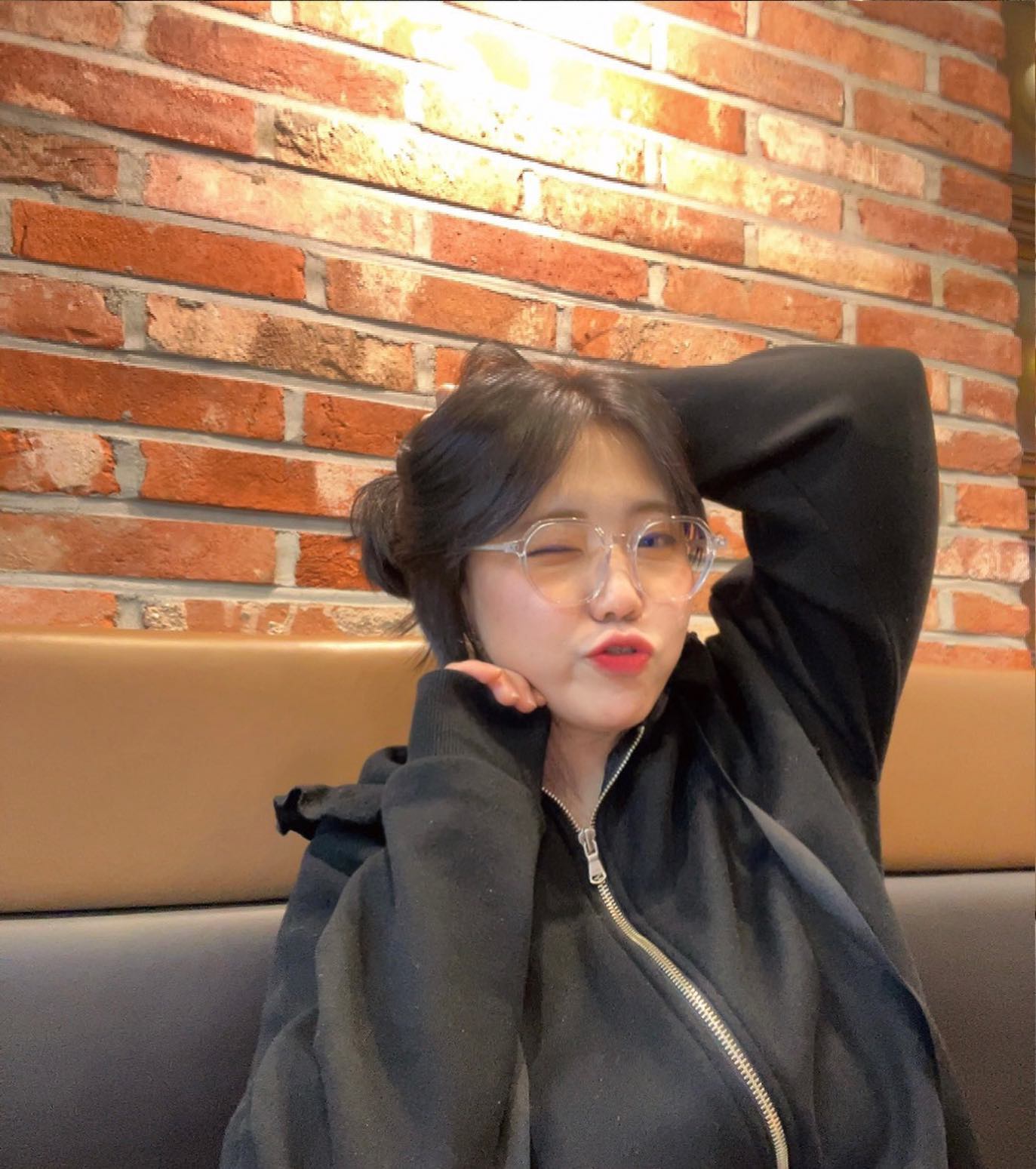 #협찬
밋밋한 얼굴이 확실한 포인트가 되어준 rieti_eyewear 안경! 평소에 평범하게 입고 액세서리로 포인트 하나씩 주는 편인데 오늘의 평범한 의상에 유니크한 포인트로 딱인것같아요ㅎㅎ안경의 색과 디자인도 여러 가지여서 기분마다 골라 쓰기 딱 좋은 것 같아요!

#협찬 #리에티 #썬구리맛집 #안경맛집 #리에티 #청광렌즈 #블루라이트차단 #뿔테안경 #리뷰메이커