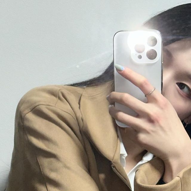 이가은 on Instagram: "#협찬 @1rony9orno_official 내가 사랑하는 투웨이지퍼와 스웨이드🤎 넘오 이뿌..🩷 . . . . . . . . . . . . #아이러니포르노화이트라인 #아이러니포르노 #남여공용 #자켓 #