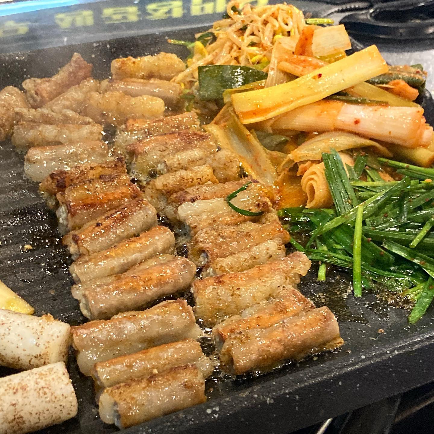 곱창 먹고싶을땐 곱창마당만 가는데 여기 괜찮네 … 곱창 양도 많고 밑반찬도 맛있고 이것저것 구워주는 것도 좋고 무엇보다 염통 퍼석한거 딱 싫어하는데 여긴 너무 맛있었음 ㅠ 양파장은 무려 두번이나 리필했는데도 처음처럼 친절하심
.
.
.
.
#진우한우곱창풍암점
#풍암동맛집
#곱창구이 #소곱창
.
#도덕의맛따라멋따라_광주