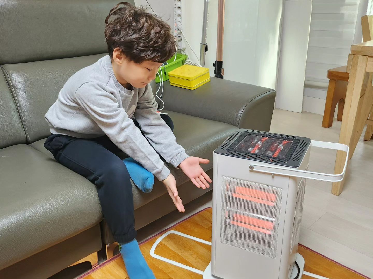 #광고 
1층이라 그런지 겨울만되면 추워도 너무 추운 우리집!! 올해는 더춥다는 소식에 월동준비를 제대로 해보자 
니봇 전기난로를 데려와봤어요~!! 

[니봇 아르제르 오방난로 전기난로 JSK-N3032]

왜 좋을까요⁉️

✅️ 전/후/좌/우상단 5면 전방향 난방가능 
✅️ 소비전력 최소화위한 개별난방 가능
✅️ 간편사용위한 발터치 작동
✅️ 최대 180분 편리한 타이머 작동
✅️ 손잡이 사용으로 편리한 이동 가능
✅️ 화재방지위한 안전전도 장치

니봇 전기난로 한면당 400W 인데요~ 
5면 작동으로 공기를 데운뒤 원하는 면만 사용하면
전력 낭비 없이 따뜻하게 보냈수 있는 가정용전기난로예요, 
추위 많이 타는 우리 아들이 요즘 최애하는 제품이랍니다
.
.
#베이비템 #니봇 #니봇오방난로 #전기히터 #히터 #난방가전 #전기난로 #난방기 #겨울 #월동준비