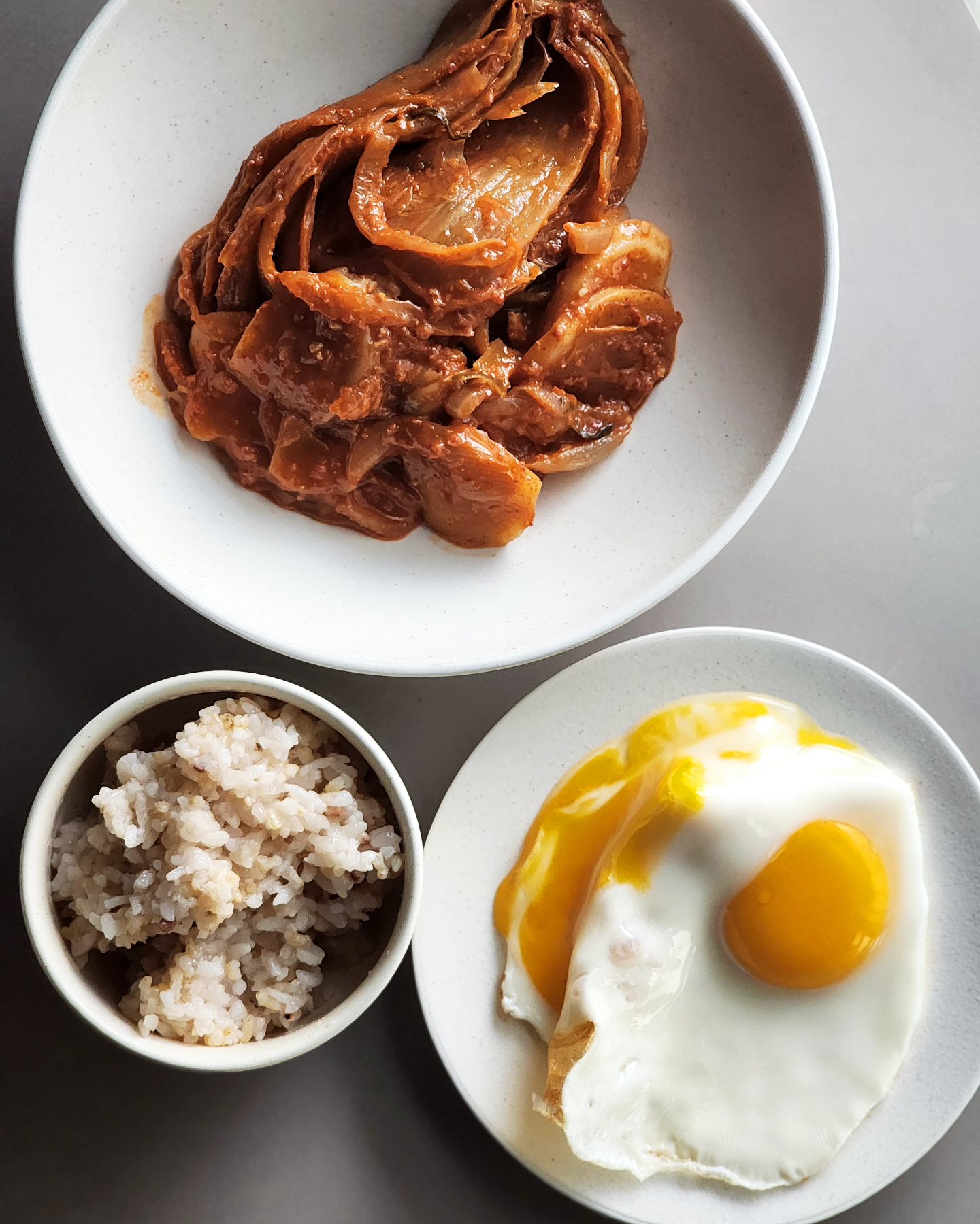 간단하게 김치찜에 계란후라이ㅋㅋ
너~~~무 맛있어서 애껴먹는 친구네 묵은지~ 
밤에 끓여놨는데 아침에 보니 국물완전 없는거~ㅋㅋ
귀차나서 그냥 먹었어요.😂
김이랑 같이 먹어야되는디 잘라놓은김도 없어서
그냥 대충먹자ㅋㅋ
김치찜에 떡 몇개 넣었는데 양념 완전 쏙 배어서
별미별미😍