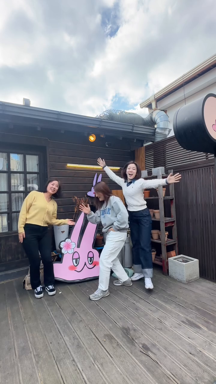 #비하인드컷 
원본들 넘 웃김🤣🤣🤣🤣
어제 웃느라 쏟아진 이빨 주어담느라 힘들어따ㅋㅋ

이게모라고 박자 디게 안맞아 ㅋㅋㅋ
특히 박지 박자좀 맞춰봐ㅋㅋㅋ알았으면 끄덕여🫶🏻