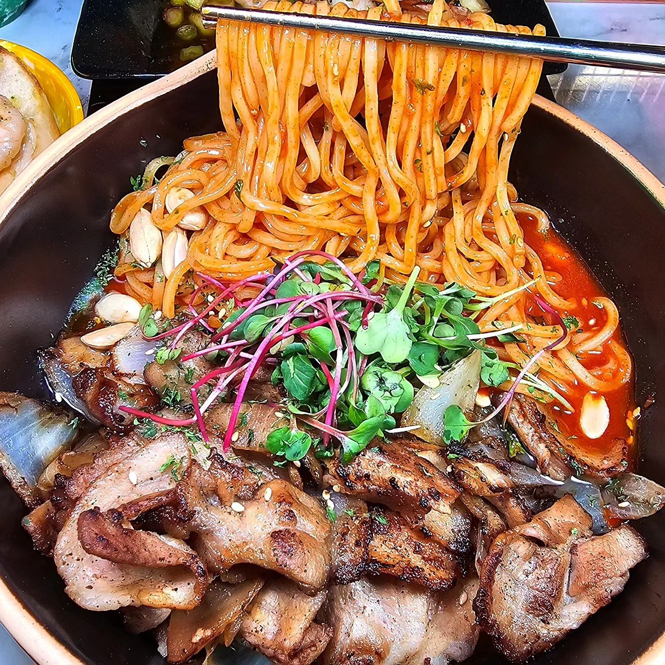 나랑 성신여대 신상 술집 갈뤠❓🏃🏻‍♀️ 

안주맛집으로 유명한 발짝이 성신여대에 3호점을 오픈해쏘욤‼️🤗 

발짝은 안주가 맛있어서 술이 끝도없이 들어가는 안주 맛집이에욤☺ 

발짝의 메뉴6가지를 가성비 있게 먹을 수 있도록 한상에 구성한 발짝 한상은 가성비도 좋고 구성도 너무 좋아욤!!👍🏻 

다른 안주들도 술 안주로 너무 좋고 모임장소로도 완전 좋으니 성신여대 모임 예정이라면 발짝 추천드려요😉 

@@너한테 한 발짝 다가갈뤠‼️👉🏻👈🏻

📍 #발짝 

🗺위치
서울 성북구 동소문로22길 57-23 1층 발짝 성신여대점 

⏰영업시간
매일 17:00 - 03:00 

☎: 0507-1493-8873

#성신여대맛집 #성신여대맛집추천 #성신여대입구역 #성신여대입구역맛집 #성신여대술집 #성신여대핫플 #동선동맛집 #동선동맛집추천 #동선동2가맛집 #성북구맛집 #성북구맛집추천 #발짝한상 #안주맛집 #먹팔 #먹스타 #foodstagram #koreanfood #kfood #seoulfood