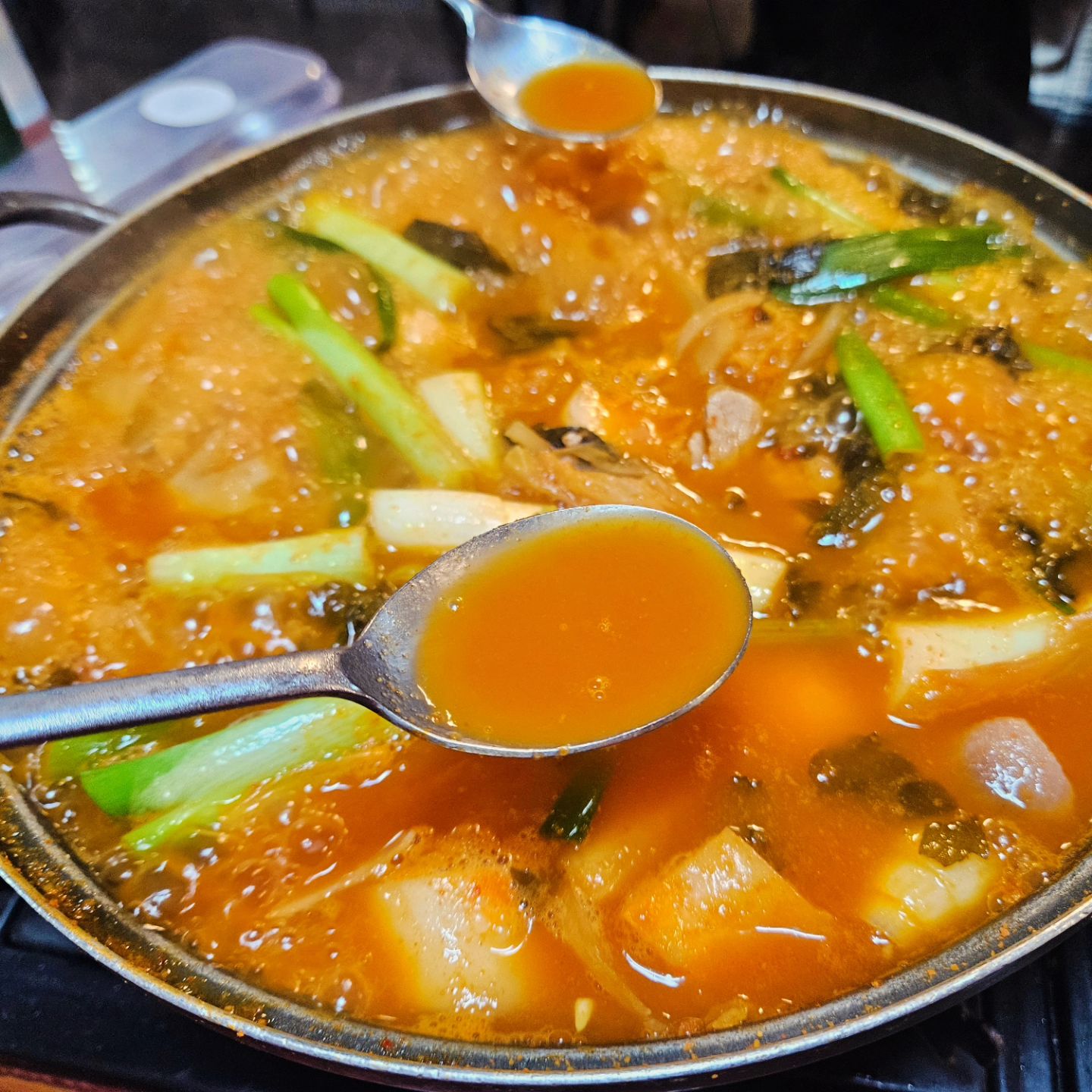 #맵부심 있는 나도 최근에 먹은 음식 중 
가장 #매운맛 을 자랑했던 #국물두루치기 스타일 

#김치찌개 맛집 🍲 #경기도이천  #돼지두루치기원조식당 🍚

매운걸🌶 잘 먹다보니 ㅎㅎ 요즘 좀 맵다하는 집은 
곧잘 찾아다니곤 하는데 이집은 처음 먹어본 스타일의 
#두루치기 이자 김치찌개였고 매운맛이 남달라서 
생각나는 맛이다 🤤

다만 둘이서 국물두루치기 중(40,0) 먹었는데 
고기양이 아주 많진 않고 총각무와 대파, 고춧가루만 들어가서 가성비가 좋진 않았지만 할머니 손맛이 좋고 정이 느껴져서 이천가면 가볼만한 것 같다. 

김치 맛이 대박 :) 내 스타일!

#이천맛집 #관고시장맛집 #이천관고시장맛집 #이천두루치기 #이천김치찌개 #이천김치찌개맛집 #kimchi #kimchistew #koreanfood #foodie #yummy #tasty #yum #먹팔 #맞팔 #먹팔맞팔 #followforfollowback
#followfollowfollow #followalways #followforlike #follow #followｍe #food