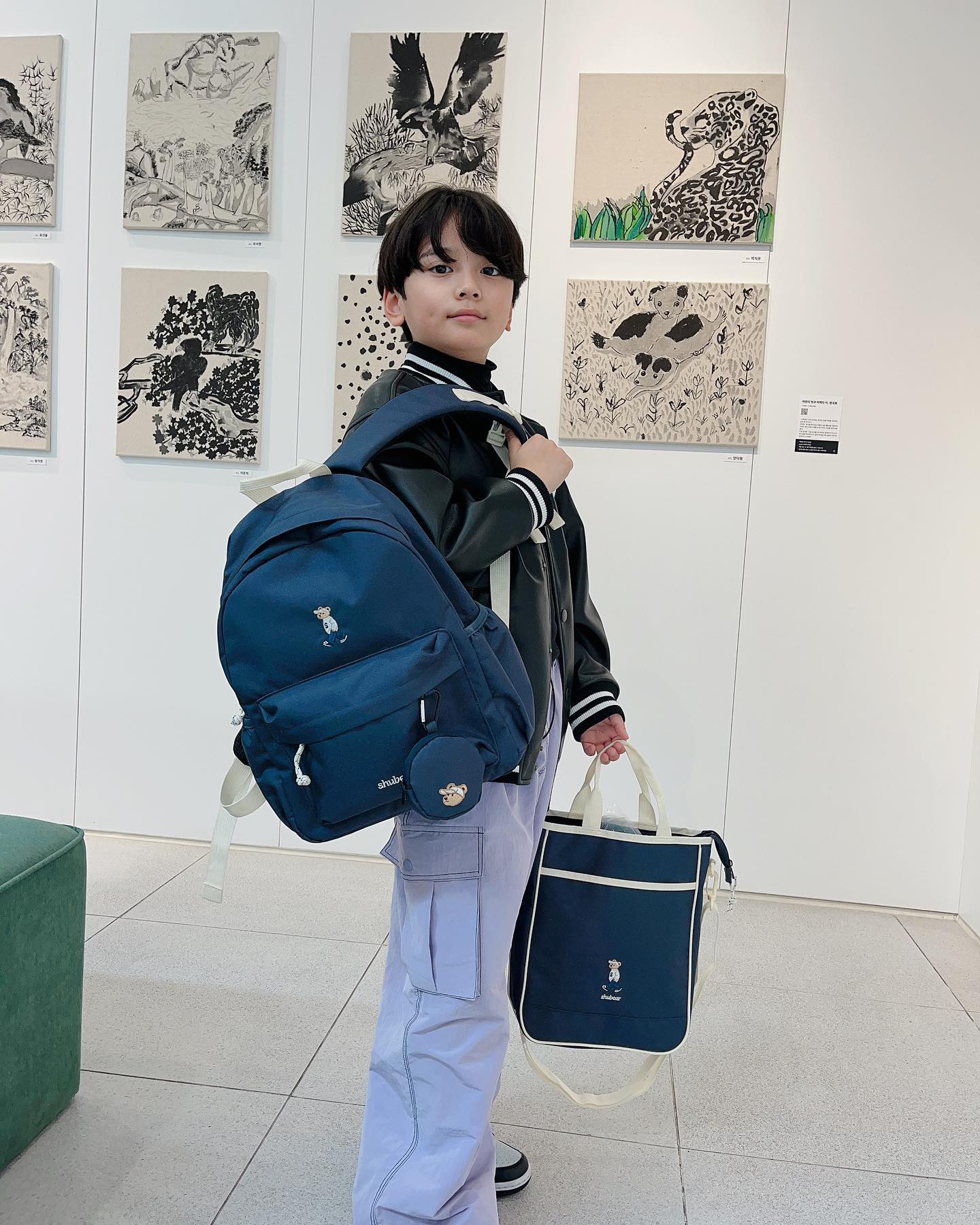 #협찬 shoopen.kids_official 

내년에 초3이라니
쑥쑥 클수록 
수납할게 많아지는데용
슈펜키즈의 슈베어 키즈라운드 백팩이랑
슈베어 키즈 크로스 보조가방 활용도 넘 좋았어요
커플로 착용하니 넘 이쁜것
수납력이 넘 좋고
에어팟등을 넣을 수 있는 귀여운 동전 지갑까지
가격에 비해 품질이 너무 우수하잖아요👍🏻👍🏻

초6까지 같은반 하고픈데
요즘 넘 싸움🤣🥲
 
#슈펜 #슈펜키즈 #키즈 
#아임슈페너 #서포터즈  
#키즈서포터즈 #신학기가방 
#신학기백팩 #신학기준비 
#신학기책가방 #신학기코디 #백팩