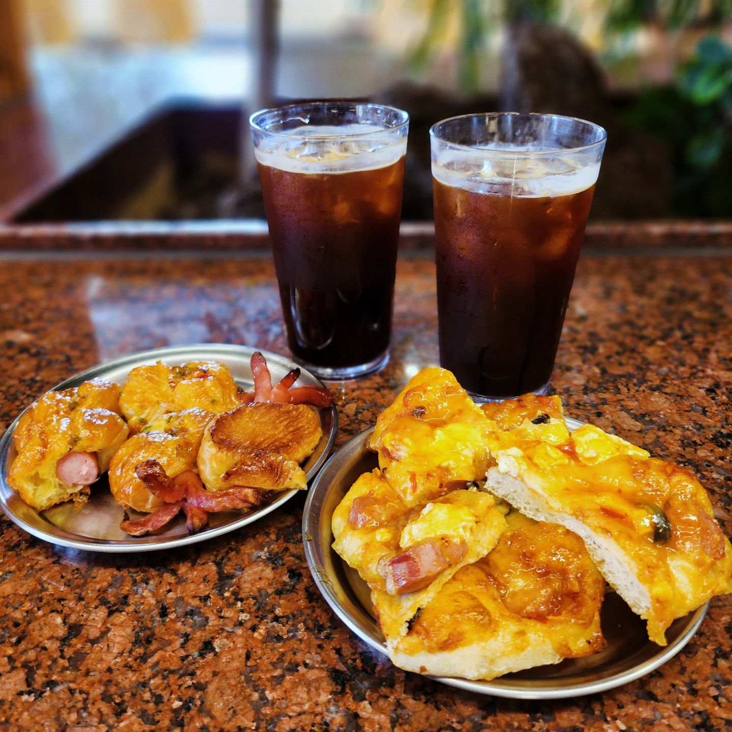 #협찬 리프사운드
.
올만에 낮에 만나서 스필 카페가서 빵이랑 아아 냐미
대형식물 카페에 좌석도 많고 데이트하기 딱 좋아!
빵 종류 많아서 고르는데 어지러울뻔....
저녁 먹는거 아니었음 다른거까지 먹었을거여ㅠㅠㅠ
*애견동반도 된다 함
.
브런치 종류도 너무 맛있을 것 같아........
꼭 먹으러 가야쥐!!!!!!
.
#리프사운드 #하남스타필드카페 #브런치카페 #애견동반가능 #하남카페 #피자빵 #존맛탱 #소세지빵 #아아 #스타필드 #리뷰노트 #먹스타그램 #맛스타그램 #하남데이트 #대형식물카페