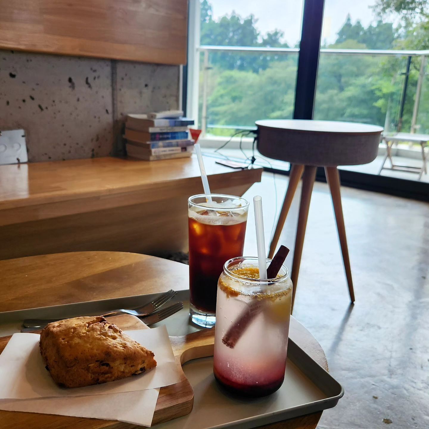 #협찬 
제주 #인터포레스트 🌲☕️에서 #숲멍 하고 왔어요:)

저의 pick은
#아메리카노 ice 5,500원
#한라봉샹그리아 7,500원
#크랜베리아몬드스콘 5,500원

요기 제주 #구좌읍 에 있는 카페인데,
숲 속에 있어 #숲뷰 를 만끽할 수 있는 곳이에요💕
(편안함을 불러오는 우드톤 #인테리어 에
사방이 푸릇푸릇해서 창밖을 보며 #창멍 하기 딱😘)

#아메리카노 와 겉바속촉 식감의 #스콘 조합은 말뭐..
뱅쇼와 한라봉청의 만남이 궁금했던 #샹그리아 는 
둘의 맛이 꽤나 조화로우면서 달콤해서 좋았어요😋

제가 갔던 날은 비가 와서 그 나름대로 운치가 있었지만
#루프탑 도 있고, 카페전용 #무끈모루숲 산책로도 있어서 
맑은 날 일광욕하기도 넘 좋을듯하더라고요😍 #힐링 
.
#송당무끈모루 #송당리카페 #스누피가든카페 #비자림 #제주동쪽 #안돌오름 #비밀의숲 #제주카페 #제주맛집 #제주분식 #애견동반카페 #구좌읍카페 interforest.cafe #옴팡_제주 #옴팡_여행