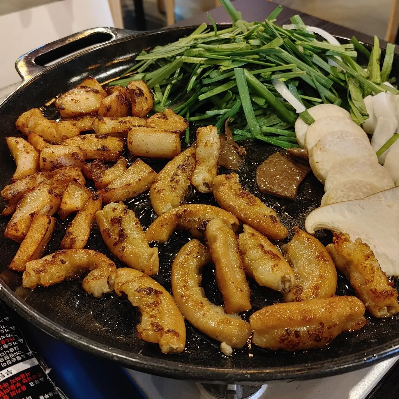 🤭 작전역 배부자꼽창

가성비 좋고 맛있당 ♥ 곱창 넘 쥬아 :)
소곱창구이 짱맛... 후하후하
다음엔 모듬 먹어야쥥😋

배부자꼽창 줄여서 배꼽 😄😄😄😄😄
외우기 쉽구만 ! 지하철 가까워서 더 좋음~

1인분에 14000원이면 말 다 했음... 갓성비체고👍

#먹보얄라 #작전동맛집 #배부자꼽창