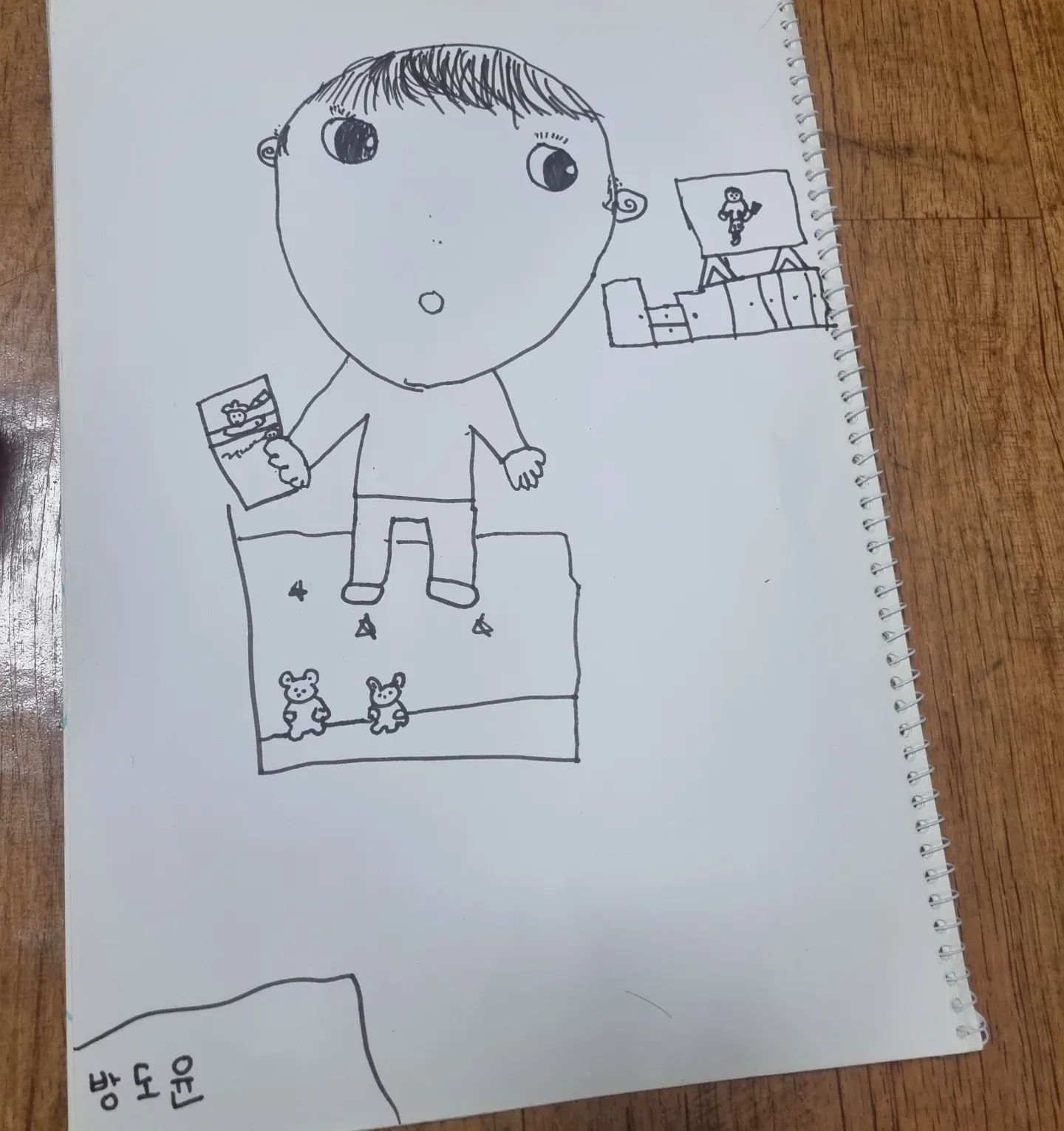 수민이누나가  이불속에 있는 
도윤이 그림 그렸어요~^^

그림에 소질이 있는거 같아요ㅎㅎ

이불도  곰돌이인데  비슷하게  그렸어요ㅎㅎ

#그림선물 #초1작품 #잘그렸다 #최고