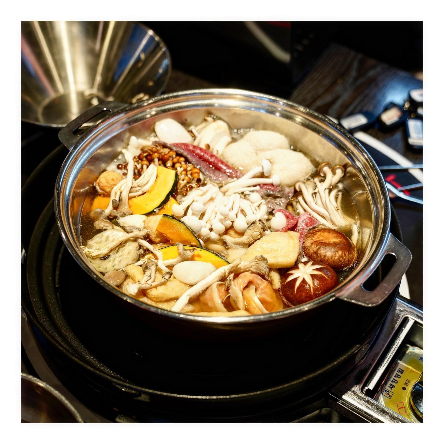 먹죽귀_성남_소담촌

성남 단대오거리역 근처에 위치한
소담촌 단대오거리점 다녀왔어요☺️

지하철역에서 굉장히 가까운 빌딩
6층에 위치하고 있습니다😊

평일 1시30분쯤 방문 했는데 30분
정도 웨이팅 했고 웨이팅을 위한
카페가 있어 차와 커피 아이스크림
등을 즐길 수 있었어요👍

웨이팅후 자리를 안내받아 1인당
샤브샤브메뉴를 주문 하면 되고
월남쌈 버섯 샤브 정식으로 주문😄

셀프바가 있어 만두와 각종 야채
버섯 등을 가져 오다 보면 메인인
버섯과 한우가 등잡합니다☺️

노루궁뎅이버섯 부터 다양한
버섯이 제공 되었고 끓는 동안
월남쌈을 즐기기 좋았어요😊

셀프바도 잘되어 있었고 특히
열무김치국수도 맛있었습니다🥰

💰버섯샤브 (와규) : 18,900원

🗺 경기 성남시 수정구 산성대로 373
☎ 010-3182-5144
🚃 단대오거리역

#소담촌 #샤브샤브 #샤브샤브맛집
#월남쌈 #월남쌈맛집 #단대오거리맛집
#단대오거리역맛집 #무한리필맛집
#무한리필 #버섯샤브샤브 #しゃぶしゃぶ
#なまはるまき #수정구맛집