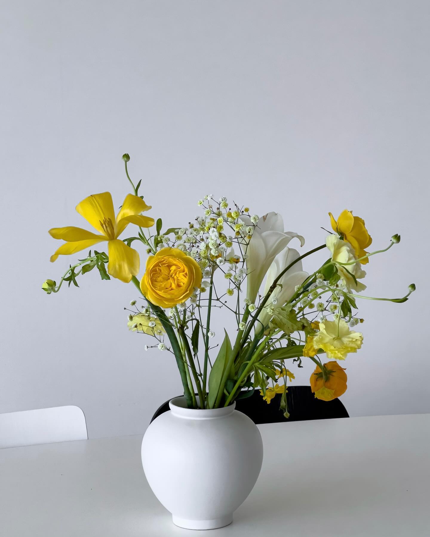 💐
지난 한 주는 아내의 생일을 맞이해서 설레는 마음으로 여기저기 돌아다녔는데요. 오랜만에 아내를 위한 꽃을 고르기도 하고, 함께 못 가봤던 새로운 카페에도 다녀오고 인스파이어에서 호캉스도 하고 왔답니다.(인스파이어에서 가장 좋았던 건 욕실...🛁 ) 

모든 일정을 마치고 아내가 씻으러 간 사이에 다이소 달항아리에 꽃을 꽂아줬는데 아무래도 아내가 꽃을 든 제 모습에 더 반한 것 같네요✌🏻