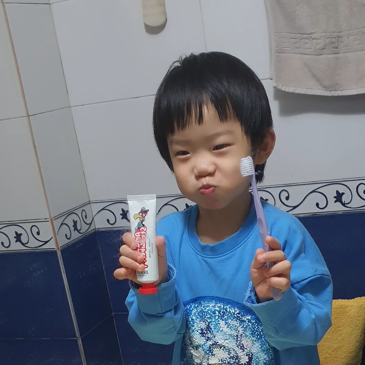 #협찬 #브리스틱딸기향서포터즈 

이제 탄산음료까지 마시는 🌟이라 
불소 들어간 치약 고민하다가 브리스틱으로 써봤어요.
칫솔은 이미 사용해봐서 믿고쓰는 브리스틱
불소 함유량도 1000ppm이라 치아 충치예방에 좋을거 같아요.
아기가 치약 뚜껑도 쉽게 열수 있게 돌리는거라 일일히 열어주지 않고 
자기주도를 도와줄 수 있어요.
향도 풍선껌향이 아니고 은은해서 별이가 좋아하는 딸기향
색소가 가미되지 않아서 안심이 되드라구요:)

Thank you bristik_official

#브리스틱 #딸기치약 #유아치약 #불소치약