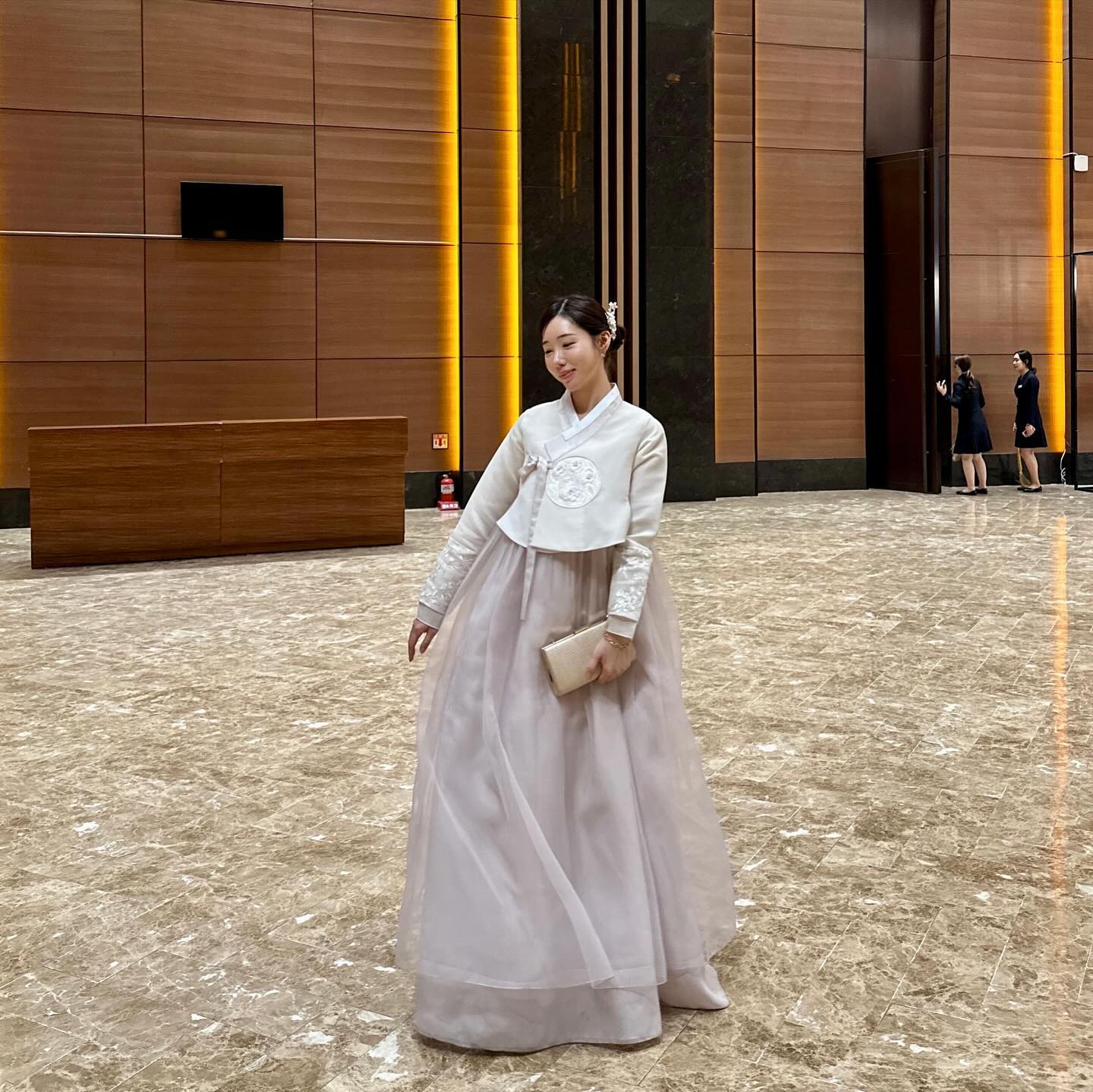 너무 이뻣던 시누이 결혼식👰
이우주 데리고 대전까지 헬파티여따.. 
아침일찍 일어난데다 버스에서 낮잠도 제대로 못자서
화동해야 하는데 계속 울고 안기고 엉엉 내가울고싶다 😭
그래도 우여곡절끝에 화동성공🫠🫠🫠🫠🫠
너무 피곤한 하루였지만 다들 우주를 너무 이뻐해주셔서 
감사했던 하루 
휴 자자 이제 고생했다 나자신 😇 이우주도 고생해따😇

#결혼식
