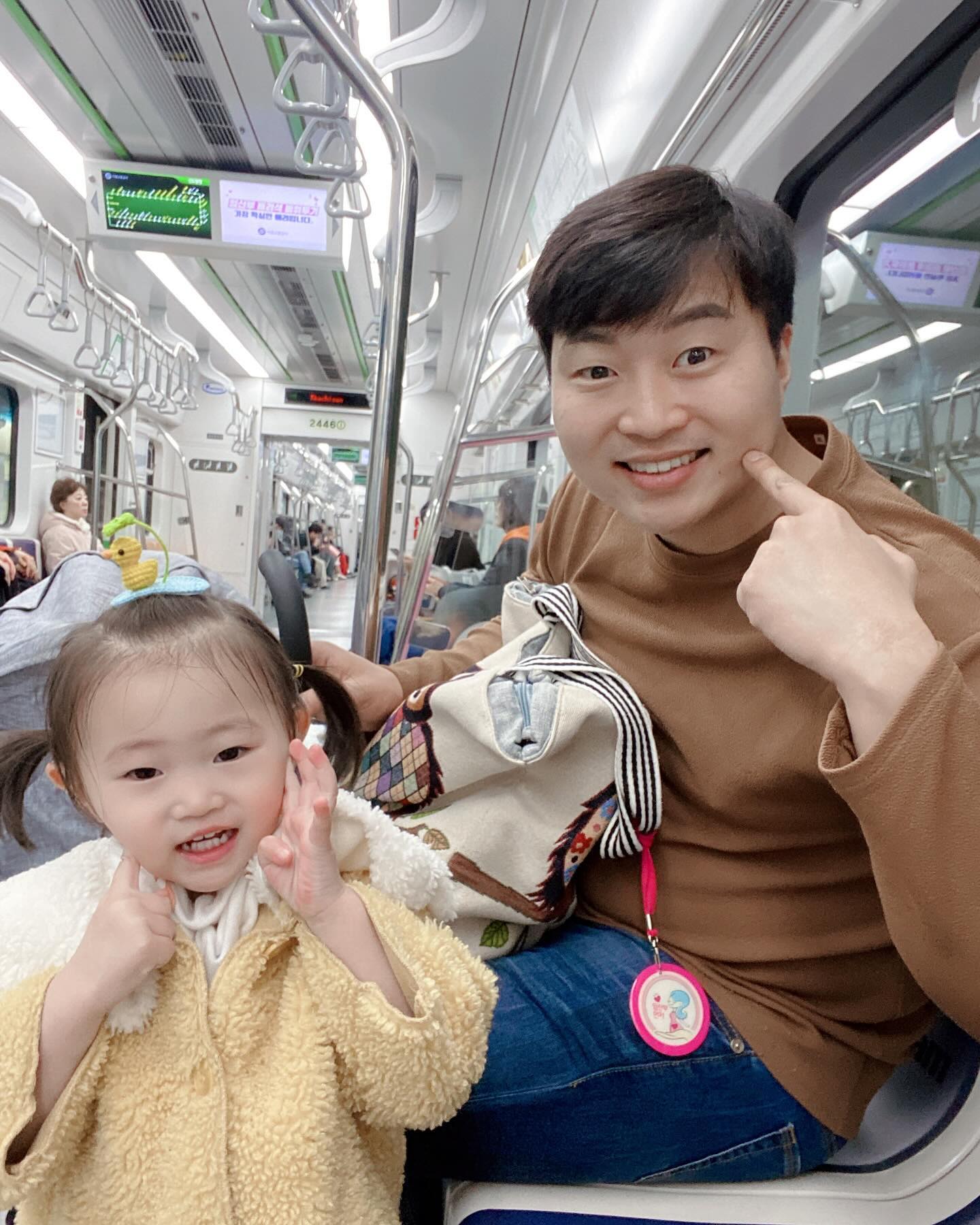 *
뚜벅이로 산부인과 검진받으러 다같이 출동!
이날은 차를 안 끌고 지하철 갬성으로 이동!!👍👍
신랑이 힘세니까 유모차 끌고 여기저기 환승할 것 없이
유모차 접고 계단 이용해서 좋았당😆

아기는 남자가 낳는 것이 더 좋았을 텐데
왜 조물주는 여자가 낳게 만든 걸까 허허허허