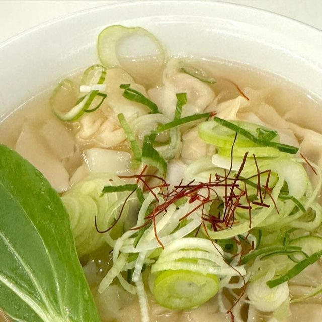  맛있는 것만 있는 메뉴판 on Instagram‎: "🥢 #잠실 #댄싱홍콩 🥢

잠실 크리스마스마켓 구경 후 저녁 먹으러 찾아간 곳!

네이버 지도 상에 있는 위치가 아니어서 한참 헤매다가 겨우 찾았다….

사천완탕면과 완탕면 중에서, 그리고 사천해물볶음면과 중화고기비빔면 중 뭘 고를지 고민하다가 결국 완탕면과 사천해물볶음면 주문😊

결론은 5점 만점에 4.6점👍

생각보다 맛있어서 다른 메뉴도 궁금할 만큼 만족스러웠다!! 

새우완탕면을 좋아하거나 도전해보고 싶다면, 그리고 롯데월드몰에서 적당한 한 끼를 고민하는 사람들에게 추천٩(๑˃̵ᴗ˂̵)و

—-

📍위치 / 잠실 롯데월드몰 B1 아쿠아가든카페 옆
📍메뉴 / 완탕면 11,000원 + 사천해물볶음면 12,000
📍시간 / 10:30 - 22:00 (21:00 라스트오더)
📍웨이팅 / 대기명단 작성 후 현장 대기(웨이팅 어플 사용 불가)

—-
#잠실 #잠실맛집 #롯데월드 #롯데월드몰 #롯데월드몰맛집 #롯데월드타워"‎