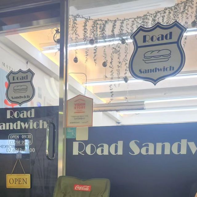 LI PS on Instagram: "건강하게 간편하게 푸짐하게 다욧트 음식🥪 인 잠실샌드위치로 가기루 했당~^^ #방이동샌드위치 방이동 시장을 지나 샌드위치 맛집인, 방이동 샌드위치로 왔당 먹물트러플