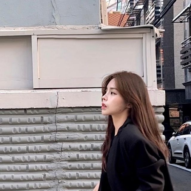 선영 on Instagram: "#광고 💌@bathin.magazine Y2K감성이 물씬 느껴지는 벨트 데님 스커트. 치마 안에 팬츠가 있어서 부담이 없고 흑청이라 스타일링이 편하다 ✨ #바틴#치마#패션#의류"