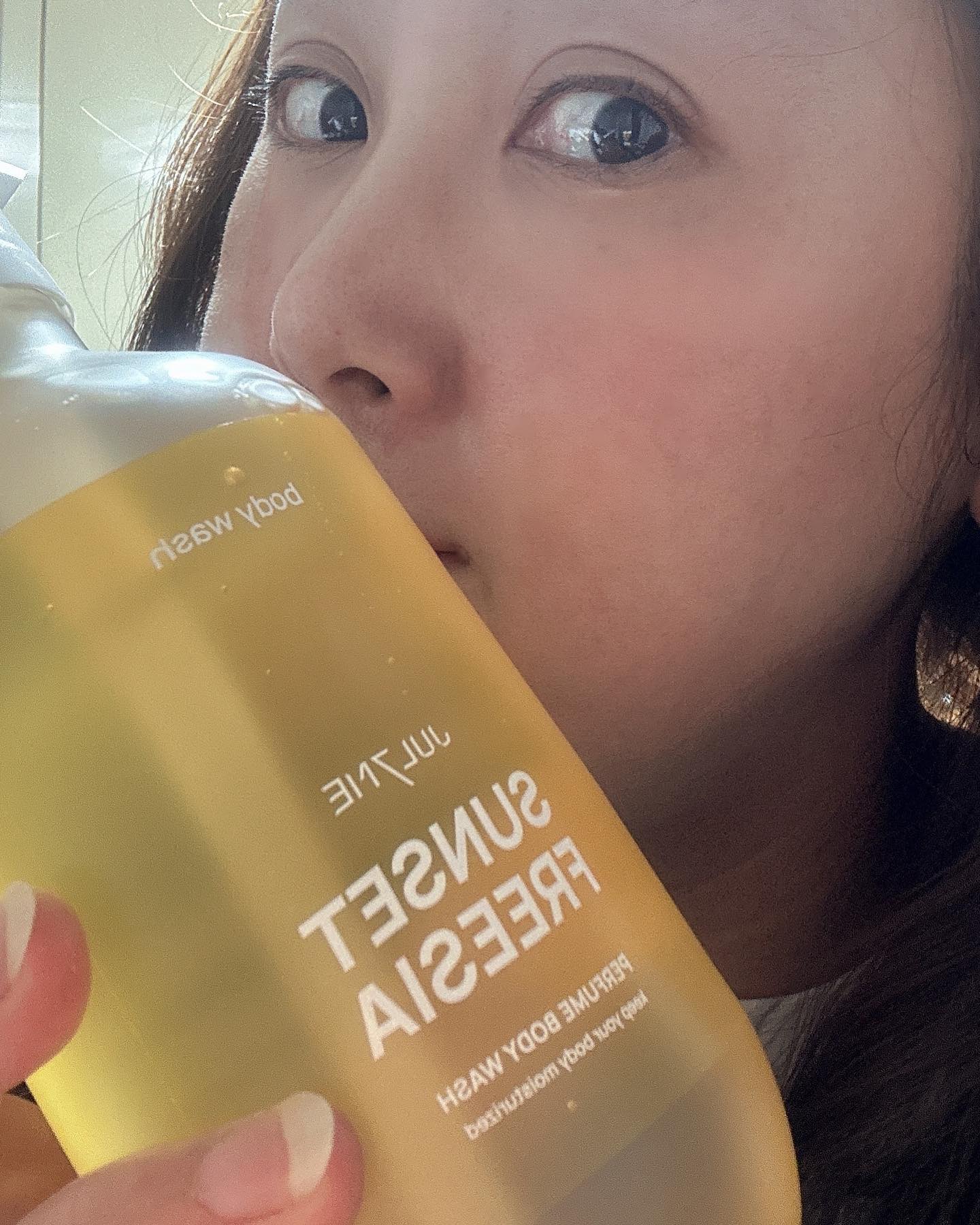 #협찬
명품향수를 모티브로 향을 구현한 줄라이미 퍼퓸 바디 set
우디머스크의 은은한 향기가 유지되어서 향수 대용으로 추천해요
샤워 후에도 피부에 남는 퍼퓸 향과 피부에 향기를 더하는 퍼퓸 바디로션
함께 사용시 향이 더 오래 지속되니 마음에 들어요
퍼퓸바디로션의 경우, 이성에게 호감이 느껴지는 퍼퓸향으로 임상 평가 완료
했다고 해요
90% 이상 자연유래 성분이고 미산성 클렌징으로 피부장벽을 건강하게 케어+자극없이 안심하고 사용 가능하다고 하네요
끈적거리지 않고 촉촉하고 부드러운 피부결 완성에 도움받고
과일산에서 추출한 AHA 성분으로 부드럽게 피부각질 케어해줄거에요
코코넛 오일에서 추출한 보습 성분으로 샤워 후에도 속당김 없이 부드러운 피부결 완성, 손상된 피부 장벽 개선 인체적용시험 완료되었다고 하네요
바디워시+바디로션 함께 구매시 32% 할인 받을 수 있어요
.
#줄라이미 #줄라이미 #줄라이미바디로션 #줄라이미바디워시 #줄라이미퍼퓸바디로션 #줄라이미퍼퓸바디워시 #향좋은바디워시추천 #향좋은바디로션추천 #퍼퓸바디워시 #퍼퓸바디로션 #향좋은바디워시 #향좋은바디로션