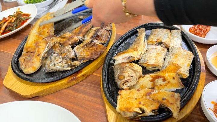 #현풍맛집 #현풍시장맛집 #현풍장날 

현풍시장 쪽에 위치한 “바다생선구이” 현풍점!

현풍장날 시장구경하고 식사하시면 딱 좋겠죠?!😉

다양한 종류의 생선, 모굼구이도 있고 아침식사도 있었어요!

넓은좌석까지 있어서 #현풍단체모임 장소로도 적합했어요◠​͜◠

가성비좋고, 맛까지좋은 생선구이집 찾으시는분들께 추천드립니다!🐟🎣

✔️왕갈치구이 ----- 23,000원
✔️갈치구이 ------- 14,000원
✔️정식(아침) ------ 7,000원
​
✔️특 모듬구이(4인) ----- 50,000원
 (갈치, 고등어, 서대, 가자미, 조기, 임연수)
✔️모듬구이(3인) -------- 40,000원
 (갈치, 고등어, 서대, 가자미, 조기)
✔️왕갈치조림(1인) ------ 24,000원
✔️갈치조림(1인) -------- 15,000원
✔️고등어조림 (1인) ------ 11,000원

⏰ 06:00 ~ 20:30
20:30 라스트 오더
☎️ 0507 - 1388 - 3297
🚘가게 앞 주차장
포장, 예약 가능

#블로그체험