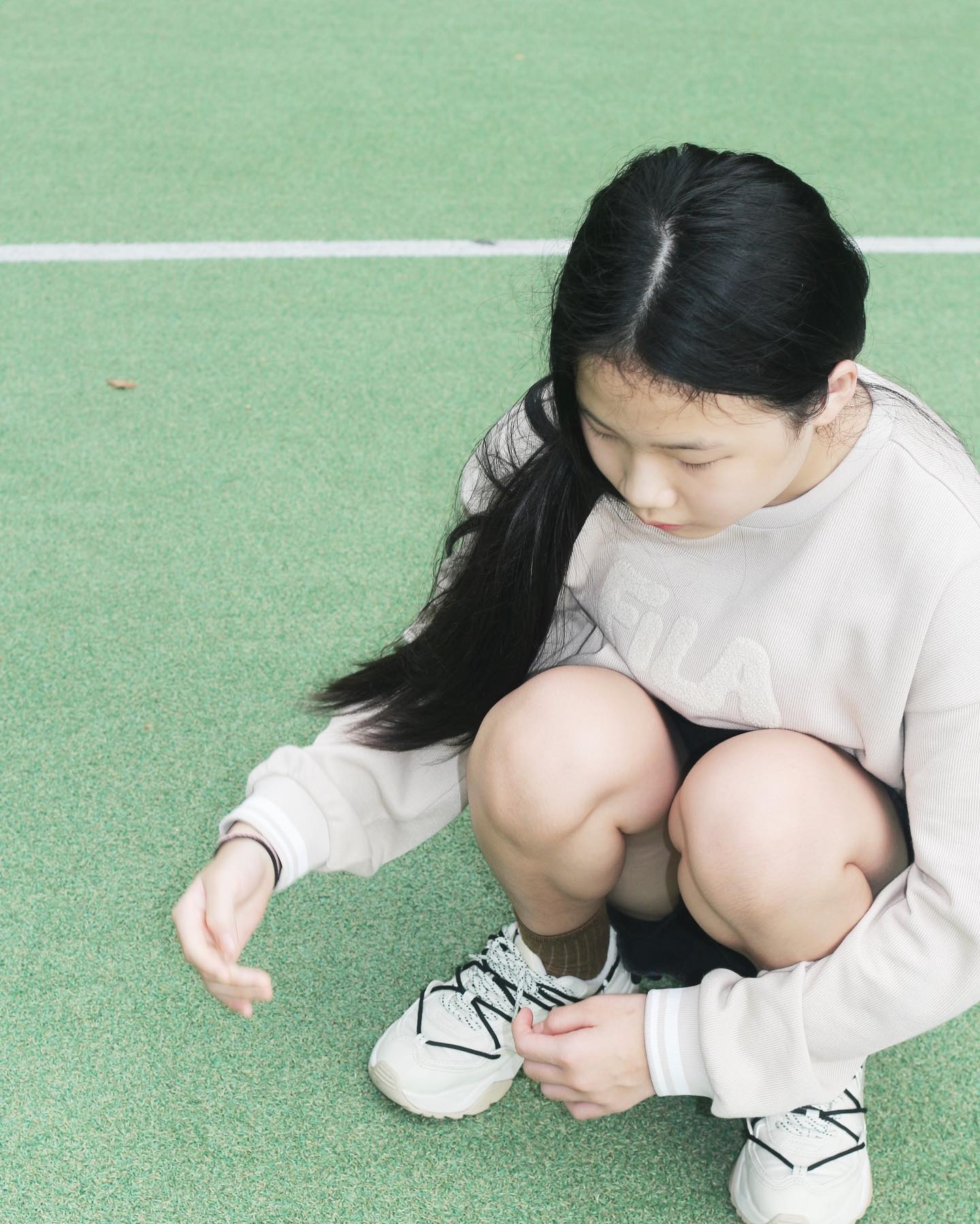 -
-
-
-
이제 곧 여름이 지나가고 가을 오니깐, 
우리 예쁘니 가을가을하게 누구보다 먼저 꽃단장해주긔 ☘
️니트인듯 니트아닌 ㅎㅎ활동성 많은 아이들이 
편하게 입을 수 있는 맨투맨이라죠 컬라감 미쳤쥬? 
포근한 베이지톤이 가을을 상징하는 것 같아요 
역시 가을엔 베이지 👍 
소매랑 밑단 시보리 컬러 매칭 포인트도 고급미 뿜뿜하네요 
예쁜건 오래 입혀 주고 싶은 엄마맘에 잴 
큰 165사이즈 골랐는데 시보리가 예쁘게 잡아줘서 땡큐👏
청바지, 스커트 어디에 코디해도 예쁠듯해요
예쁜컬러들이 많더라고요 지금 쟁여서 
겨울까지 쭉 입혀 줘야 뽕빼쥬 ㅋㅋㅋ 찬바람 불기 
시작하면 안에 흰 티셔츠 입고 청자켓 입어도 캬~ 
원단이 포근하니깐 한겨울 아우터 안 코디도 문제 없겠어요, 
예쁘다 우리 딸 ❤️ 넘모 사랑스럽쟈나 🥹
.
.
.
.
.
.
.
.
#이벤트당첨 #너무조아 #알러뷰휠라 
#휠라키즈 #사카리바맨투맨 #컬러3가지 
#크게입어도예쁨 #가을코디 #주니어모델 
#맨투맨코디 #filakids #감사합니다