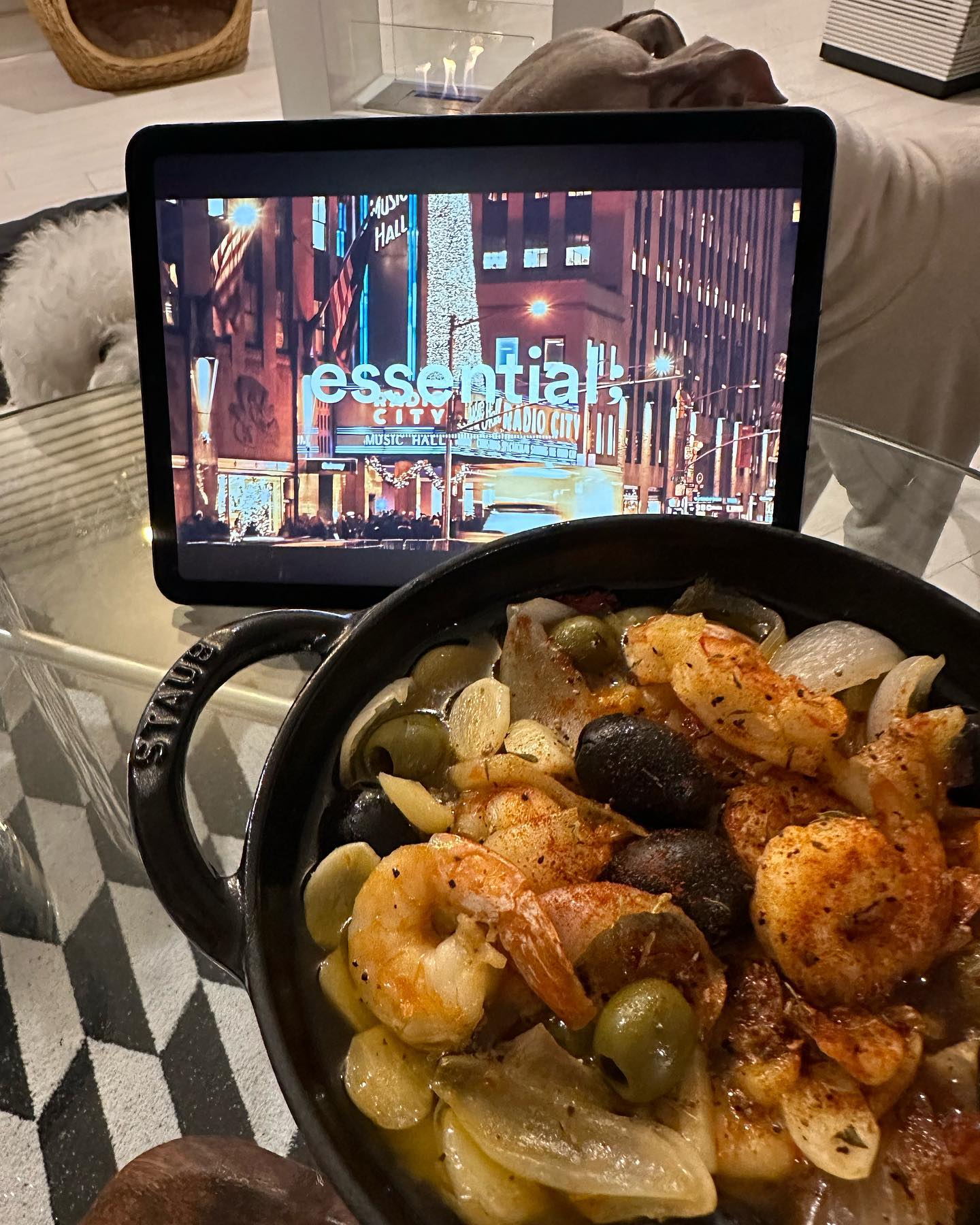 _ 🧑🏻‍🍳

세장 남은 식빵.
자투리 새우. 
잠봉뵈르 만들고 남아있던, 다죽어가는 루꼴라.
항시대기 올리브. 
엄마가 보내준 치즈.

내새끼. 내 강아지.❤️

#그래서행복합니다
#주말을보내는방법 
#감바스알아히요
#감바스맛집