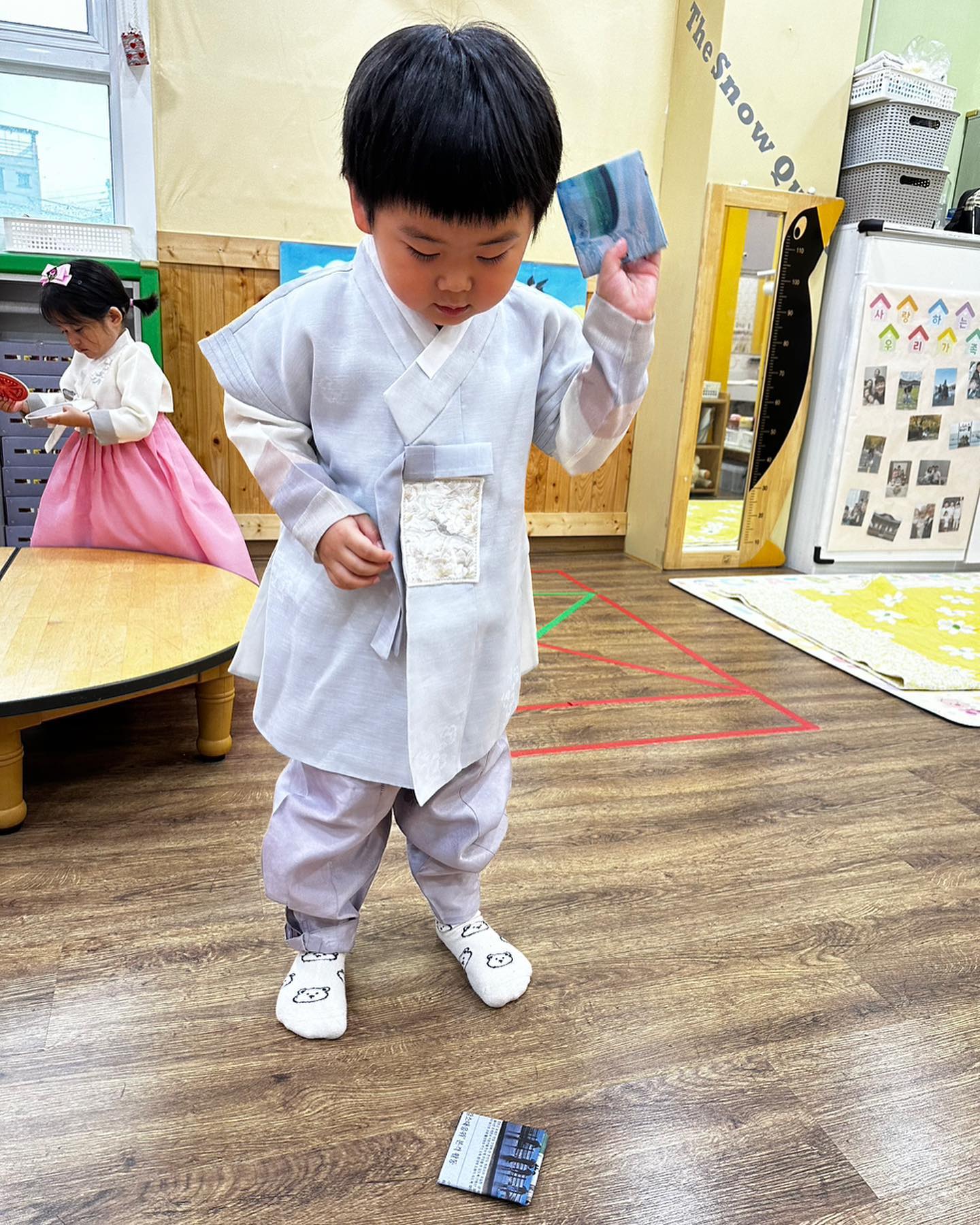 얼집에서 
딱지치기 배웠다고 나도 알려주고 싶다는 아드님.
.
.
#유아한복 #딱지치기 #전통한복