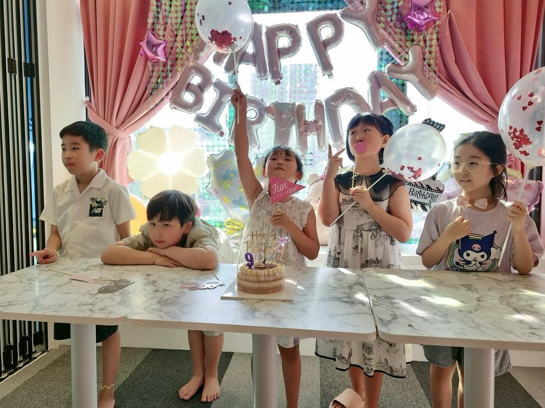 라온이 생일주간 시작
태어나서부터 지금까지 함께해온 친구들과 두돌부터 초2까지 매년 함께하는 생일파티♡ 다들 많이 컸다 
다함께 단체사진찍기 너무 힘들다. 협조안하는 녀석들ㅋ
이런시간마저도 소중하고 즐거웠다
라엘이도 함께 즐기기. 스윗한 원주니오빠가 함께 게임도 알려주고 언니보다 신나게 놀았다 ㅋ
아이들 모두 앞으로도 건강하게 큰 탈 없이 잘 크자!!
엄마들도 다들 고생많았어~
애들없이 우리는 곧 따로 만나자 ㅋㅋ
#라라자매 #큰딸생일주간 #조동생파 #조리원동기 #합동생파 #9살생일축하해 #라라자매 #크느라고생했어 #다들건강하자
