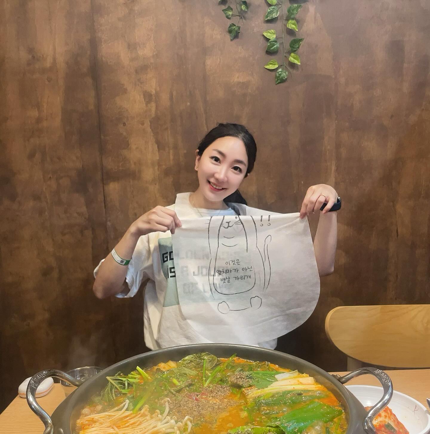 울오빠 어무니 몸이 갑자기 안좋아 집중치료실 입원 중이라 병원에서 어제도 자고 오늘밤도 편히 집에서 잘 수 없는 상황이에요 🥺

그래서 잠 잘 못 자 피곤한 오빠랑 #천안맛집 #성정동 #보양식맛집 다미골흑염소에 #흑염소 먹으러 함께 점심으로 다녀왔네요 👍🏻

다미골흑염소가 #흑염소맛집 다녀본 곳들과 가장 크게 다른 건 홀이 아니고 프라이빗으로 조용히 식사 할 수 있다는 점이에요 💓
원래 유명했던 #두정동맛집 #성정동맛집 다미횟집 본점 자리를 사장님께서 메뉴만 변경해 #보양식 전문점으로 작년 10월 오픈한거거든요 💛

아무튼 오늘은 오빠와 선택한 #천안데이트맛집 찾은 이유였던 #흑염소전골 먹고 너무 맛있어 #염소탕 반탕까지 더 추가해 먹었답니다 😍
전골 다 먹고 볶음밥도 필수니 볶음밥도 볶아 먹어줬고요 😋💕

#국물이끝내줘요 국물이 진짜 끝내주는 집 💘
#염소고기 잡내도 안나서 공깃밥도 한공기 반이나 먹었답니다🧡
잡내가 안날 수 밖에 없는 이유! 직접 농장에서 키운 암컷으로만 요리하기 때문!!!!!!! 🤩

요즘 날씨 후덥지근, 무더위는 핫뜨거 뜨거 #이열치열 필수~~~
사장님도 너무 친절한 #다미골흑염소 어떠실까요?
식후 흑염소진액도 나오는건데 빨리 일어났다고 계산 할 때 챙겨주신 것도 짱짱짱 최고였습니다 😍