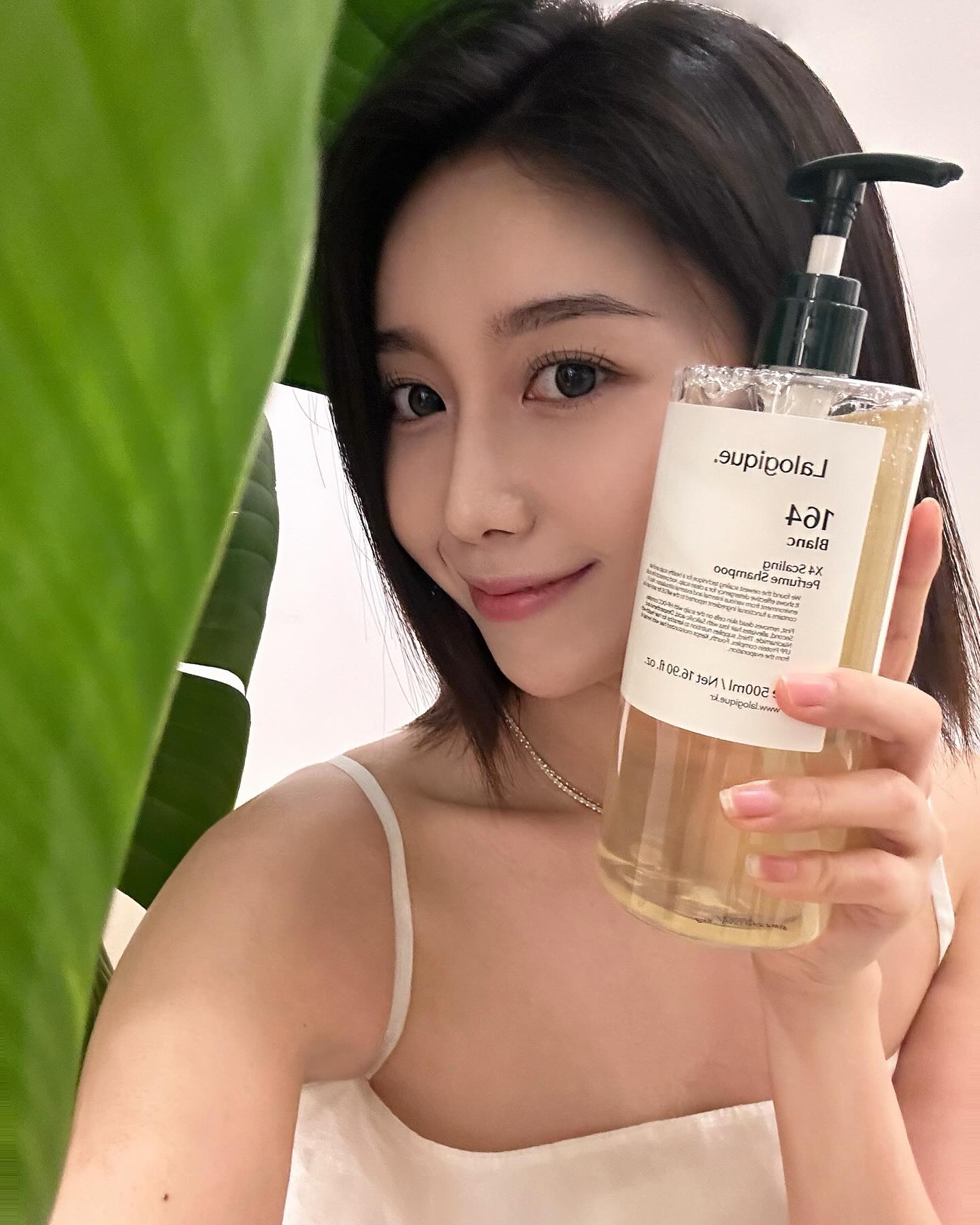 🤍

물속에 있는것같은 더위에서 나를 지켜준 #라로지크샴푸 🩵

임상실험으로 검증된 피지케어로 48시간까지 보송함유지
두피 온도를 낮추고 피지분비량을 감소시켜주기까지!!

습하고 더워서 건성인데도 불구하고 머리도 착달라붙고
트러블도 많이 생긴다 했는데 완전 럭키비키잖아🩵

실리콘 Free 저자극케어
건상판 피부와 가장 비슷한 pH5.5의 산성으로 저자극 두피케어
식약처 보고 완료된 탈모 증상 완화 성분을 함유한 기능성 제품이라니!

블랙베리,블랑,벨라프리지아  글로벌 향수를 오마주한 향과 산뜻한 로즈마리 향 총 4가지 향으로 피부 자극 테스트에서 저자극으로 인증까지 받아 안심하고 향기롭기 사용하능하니  올 여름 샴푸는 라로지크와 함께 해야겠어요🩵

습한 여름 일상속, 촬영장 필수템 라로지크 샴푸 블랑🤍

#협찬 #라로지크 #라로지크샴푸 #지루성두피염샴푸 #퍼품샴푸#샴푸추천 #쿨샴푸 #약산성샴푸 #비듬샴푸 #두피스케일링