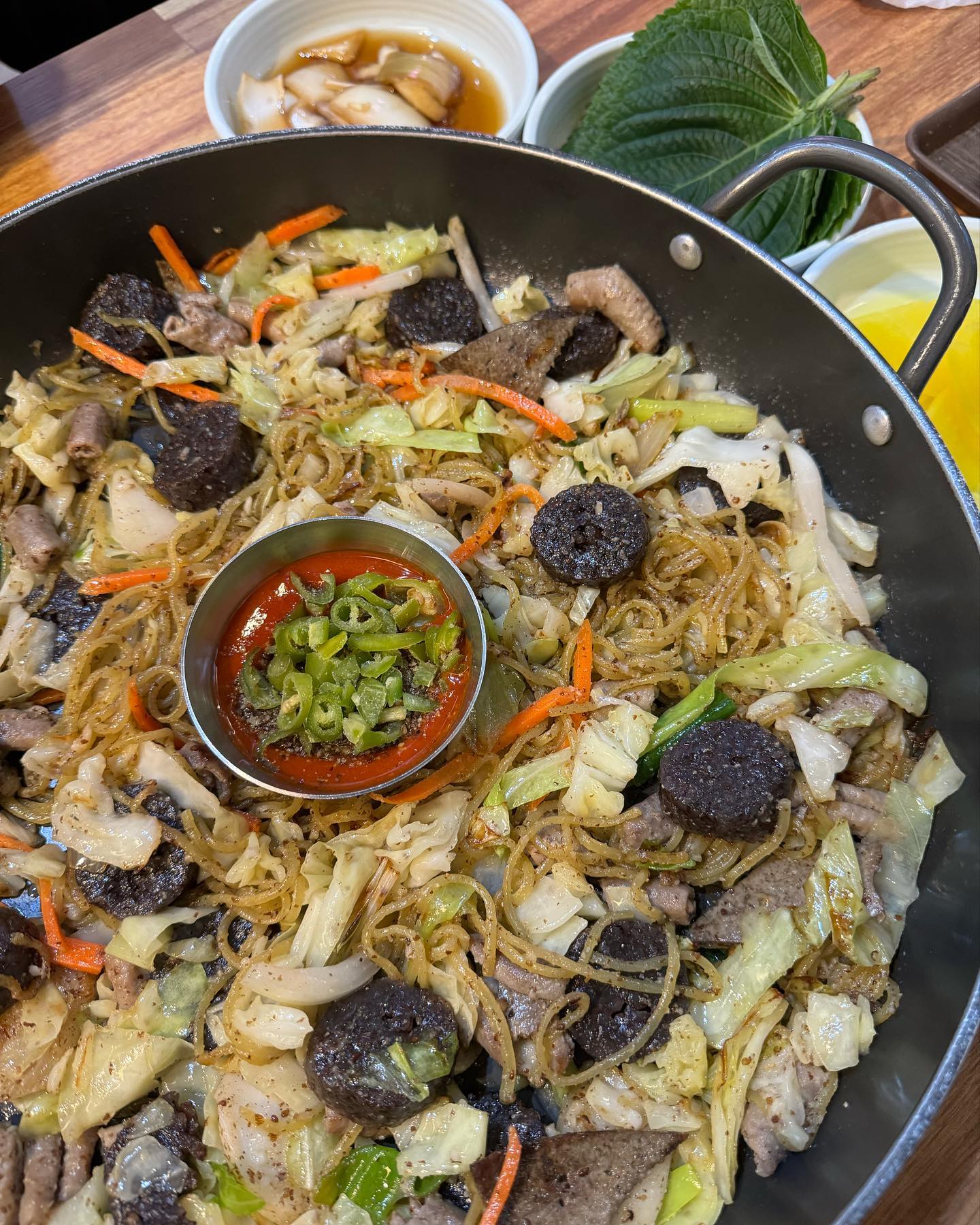 #협찬
엄마랑 배달로 자주 시켜먹던 맛집 #백순대본가새맛 
이번엔 오빠랑 직접 가서 먹기🫶🏼

신림동하면 백순대라는데 신림보다 부평이 더 맛있었다. 잡내도 하나도 안나고순대, 곱창, 양채, 쫄면, 떡까지 이정도면 가성비 말해뭐해~ 대체 백순대 양념장은 누가 만드신건지 신의 한 수🐷

오빠는 처음 먹어봤는데 맛있다며 야무지게 깻잎 싸먹곸ㅋㅋ 국물이 있어야한다고 얼큰이순대국 바로 주문해버리는 맛잘알✨순대국 고기양은 미쳐버리고~

직원분들도 엄청 친절하셔서 더 기분좋게 식사하고 왔다. 왕왕추천⭐️
아 그리고 마지막 눌러붙은 쫄면먹기 필수❗️

#부평맛집 #부평 #부평백순대 #백순대본가새맛 #부평숨은맛집 #부평백순대 #인천맛집 #순대맛집 #곱창맛집