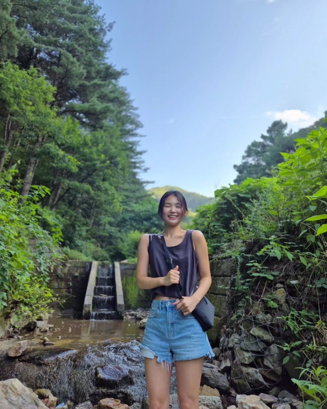 휴일과 휴가가 헷갈리는 5년차...즈음 느껴보는
R~~~eal vacation같은 시간.

1. 투두리스트없이 쉬어본게 몇 년만인지, 뭔가 불안한듯 편한듯 자다가 파드득하면서 깸 ㅋㅋㅋㅋㅋ

2. 거기가면 위험해! 여기로와!!!하고 갑자기 다리에 힘풀려서 내리막에서 굴러버린날. 
신기하게 가족들과 놀러가면 항상 무릎 이마 어디든 하나 깨지는게 신기할 따름.
인바디재면 하체근육 줄이라고하는디,
우리가족은 아무도 믿지않음.

3. 제대로 쉬라고하는데, 그게 이건지 저건지 모르겠지만, 이것도 좋고 저것도 모두 좋음! 다매력있는게 아니거써~~

4. 산책로 걷다가 어머님 한분과 마주쳤는데, 청솔모가 저거 따는데 그게 자신의 앞에 떨어졌다며 소녀처럼 설명해주셨다 ㅋㅋ귀여우셔

5. 폭염에는 계곡은 공기부터가 다르네
그래서 8월은 계곡으로 트레킹갈거야..!헤헿