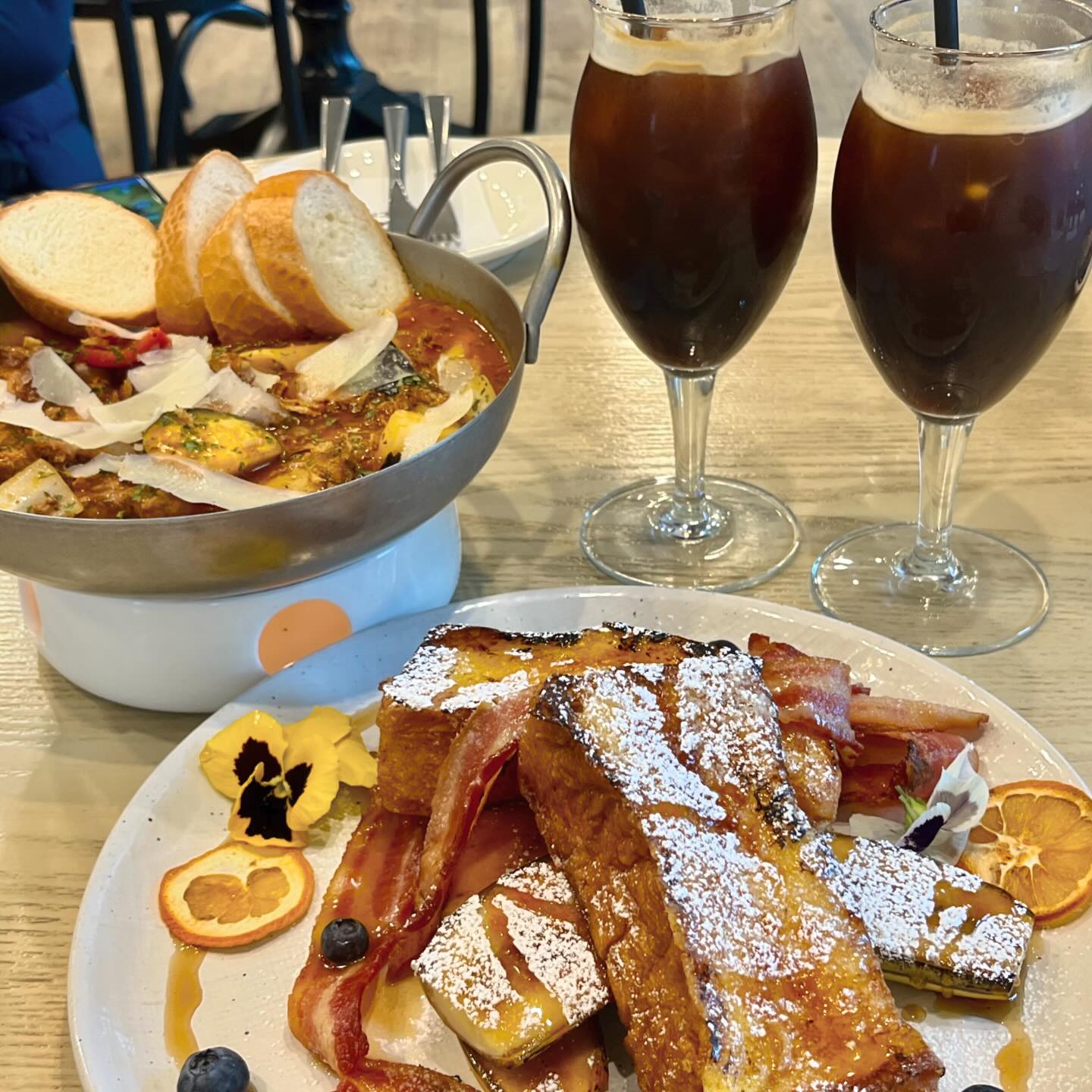#협찬
☕️아꾸찌꾸
요즘 같이 쌀쌀한 날에 따뜻한 커피에 브런치가 생각나서 고기리에 있는 이쁜 브런치 카페 방문!! 고기리 초입에 위치해있어 교통도 나쁘지 않았다. 메뉴들이 브런치보단 레스토랑에 가까운 느낌이 없지않았지만 맛은 훌륭😋😋 실내와 실외 둘 다 이쁘게 꾸며놔 인생샷 건지기에도 충분했다🤭

☕️아꾸찌꾸
주소 : 경기 용인시 수지구 고기로377번길 45-13 1층, 2층
영업시간 : 10:30-19:30

#협찬 #아꾸찌꾸 #고기리카페 #고기리브런치 #용인카페 #용인브런치카페 #브런치카페 #브런치카페추천 #카페추천 #용인맛집 #데이트코스 #먹팔 #먹스타그램